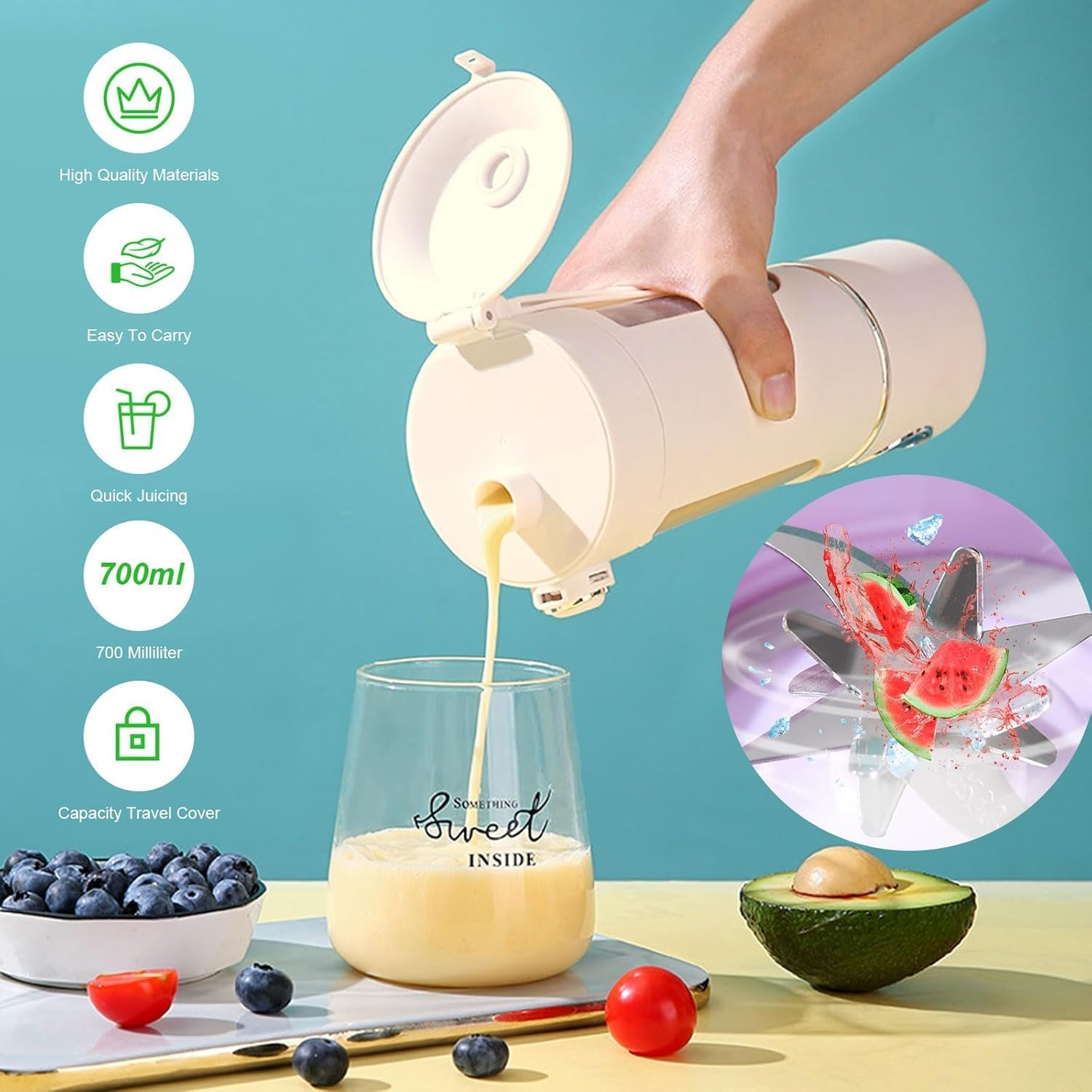 Ein Becher wird mit Saft gefüllt. Obst liegt daneben.