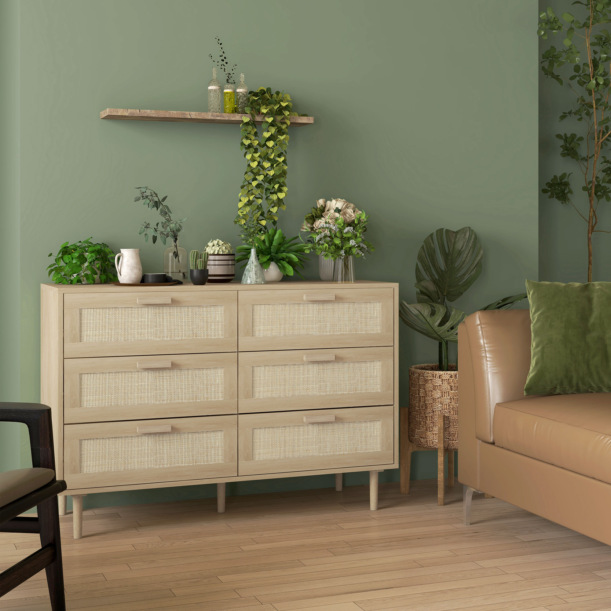Cómoda de madera clara con frente de ratán junto a un sofá de cuero marrón.