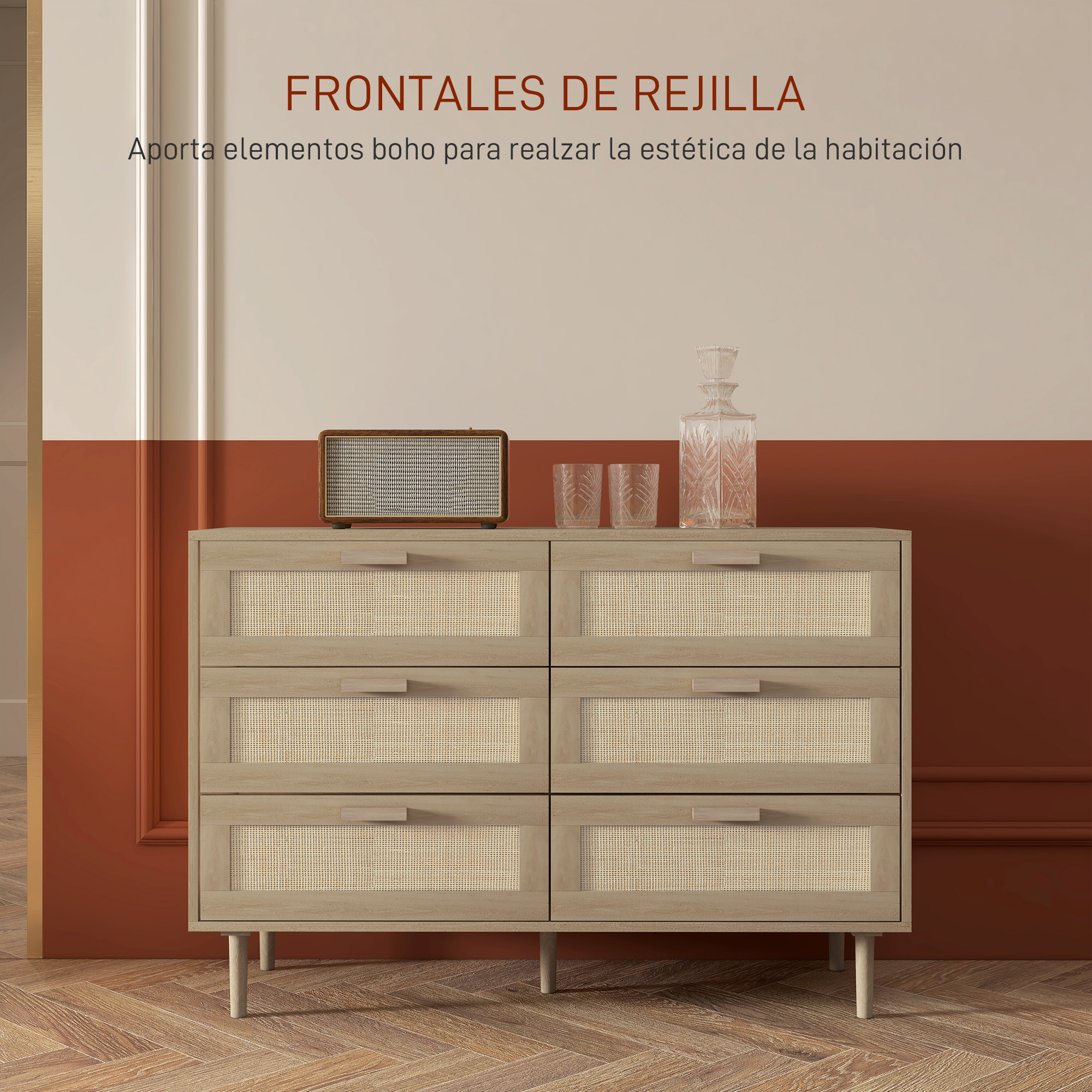 Una cómoda de madera con incrustaciones de ratán se alza sobre un suelo de parquet.