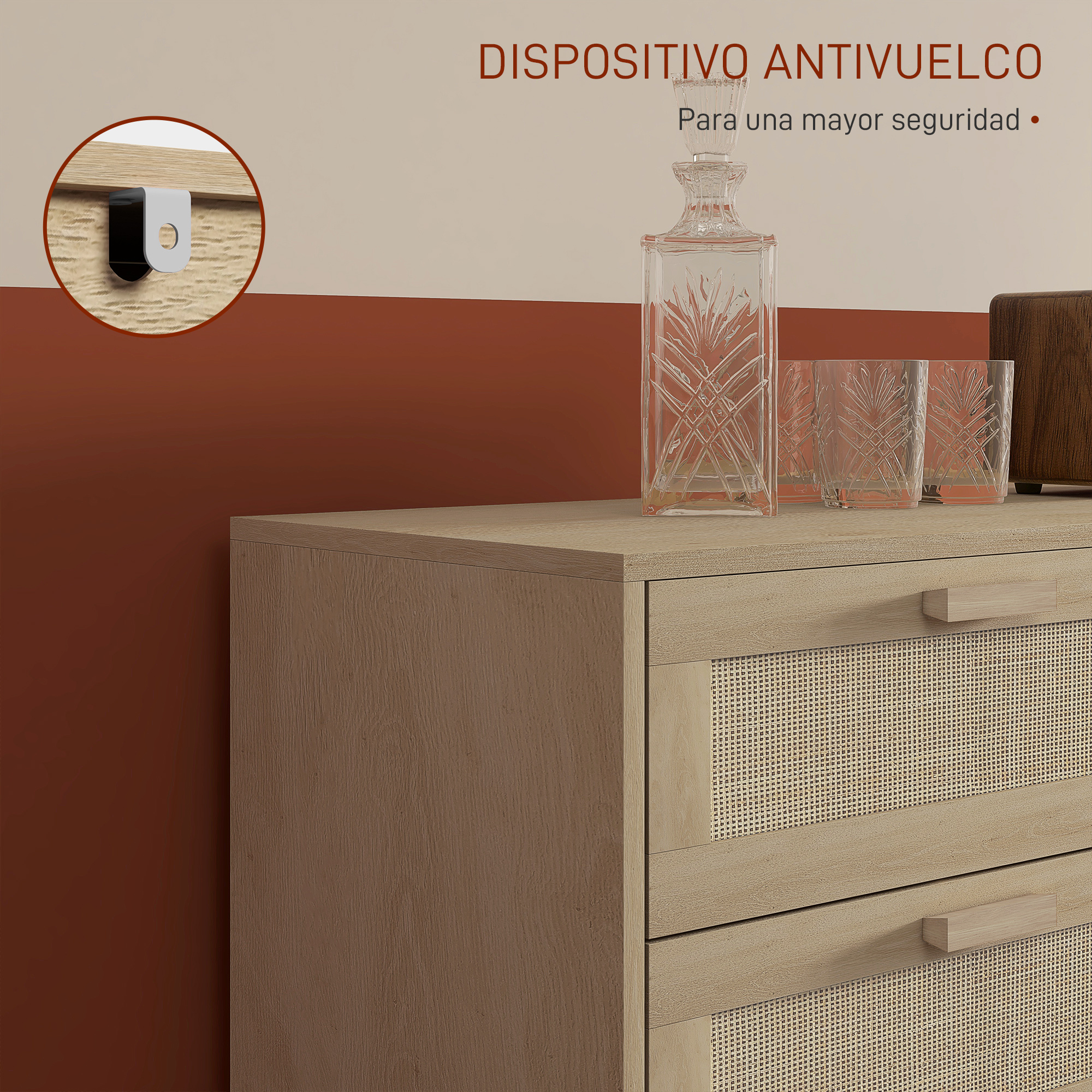 Cómoda con detalles de ratán y un decantador de vidrio con vasos.