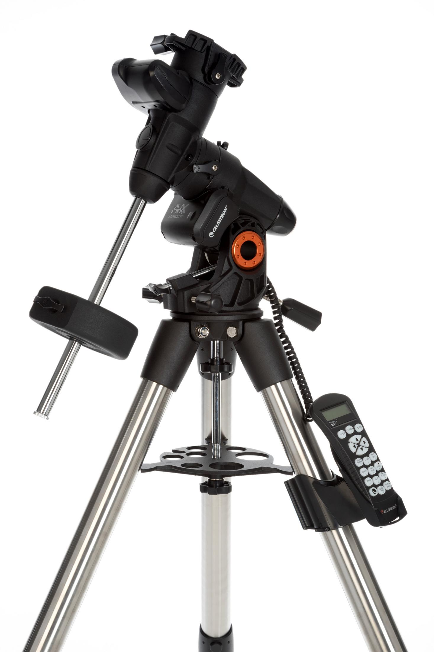 Ein schwarzer Celestron Advanced VX Montierungs-Teleskopstativ mit Fernbedienung.
