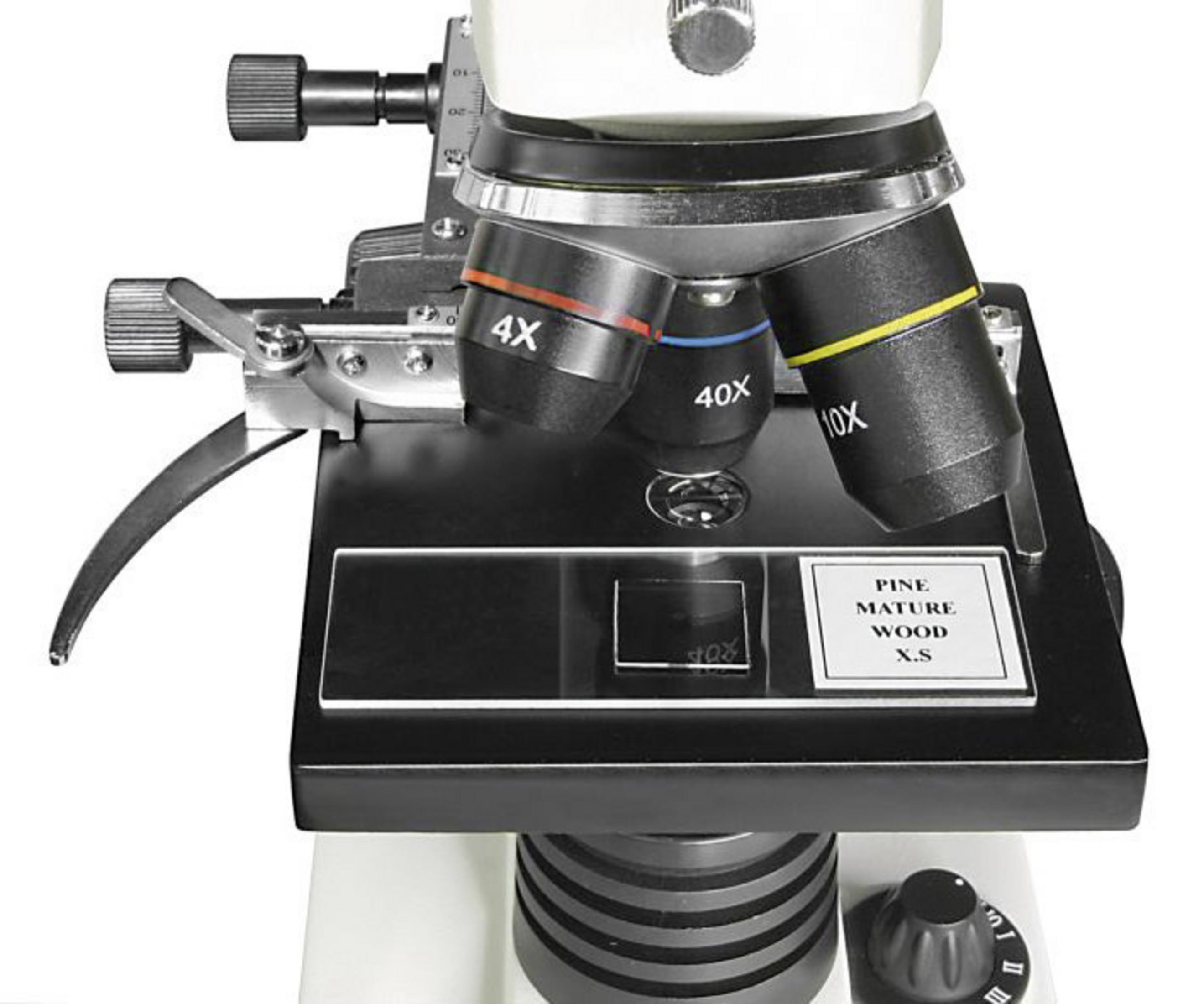 Primer plano de un microscopio con lentes objetivo triples (4x, 40x, 10x) y portamuestras.