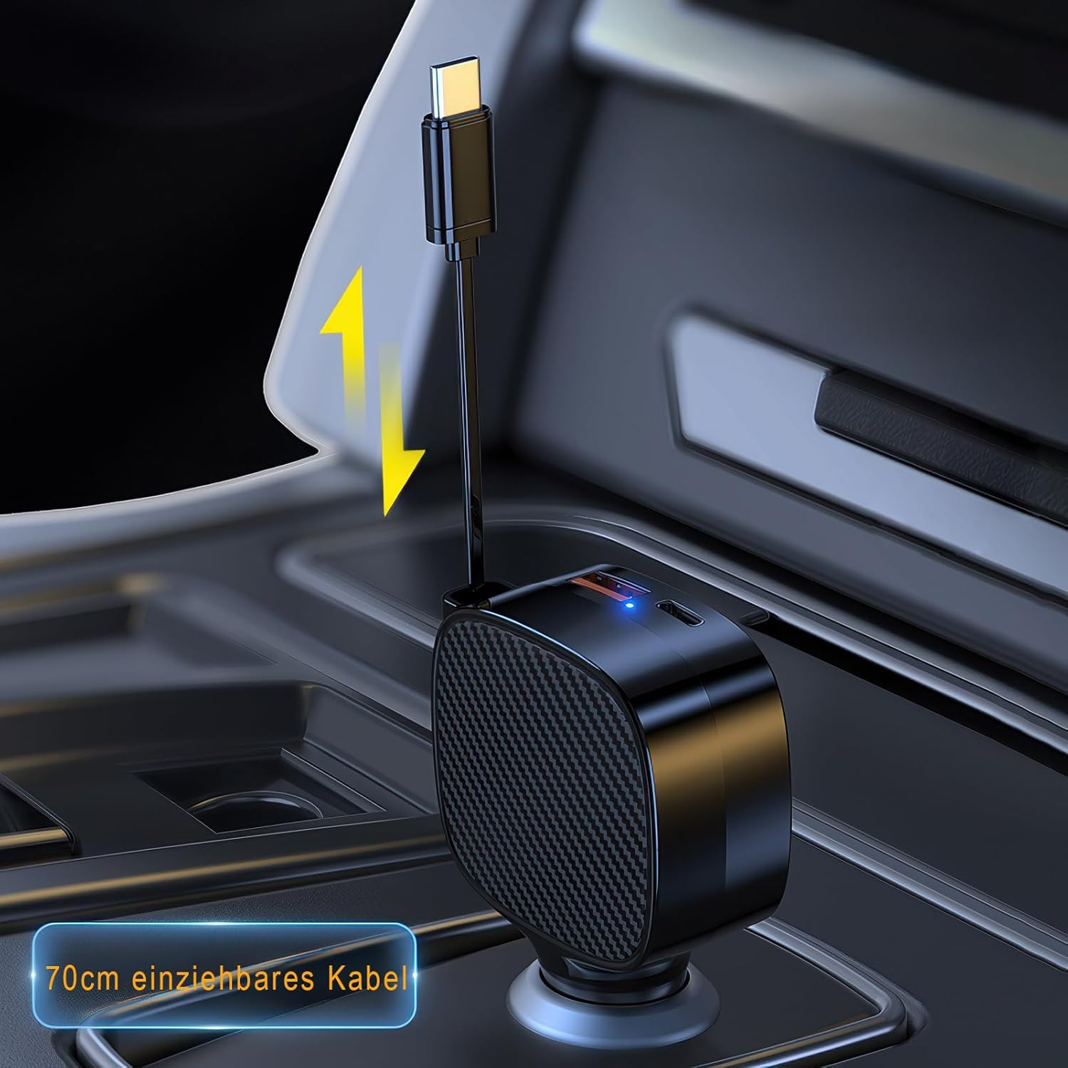 Ein schwarzes, quadratisches Ladegerät mit USB-C-Kabel in einem Auto.