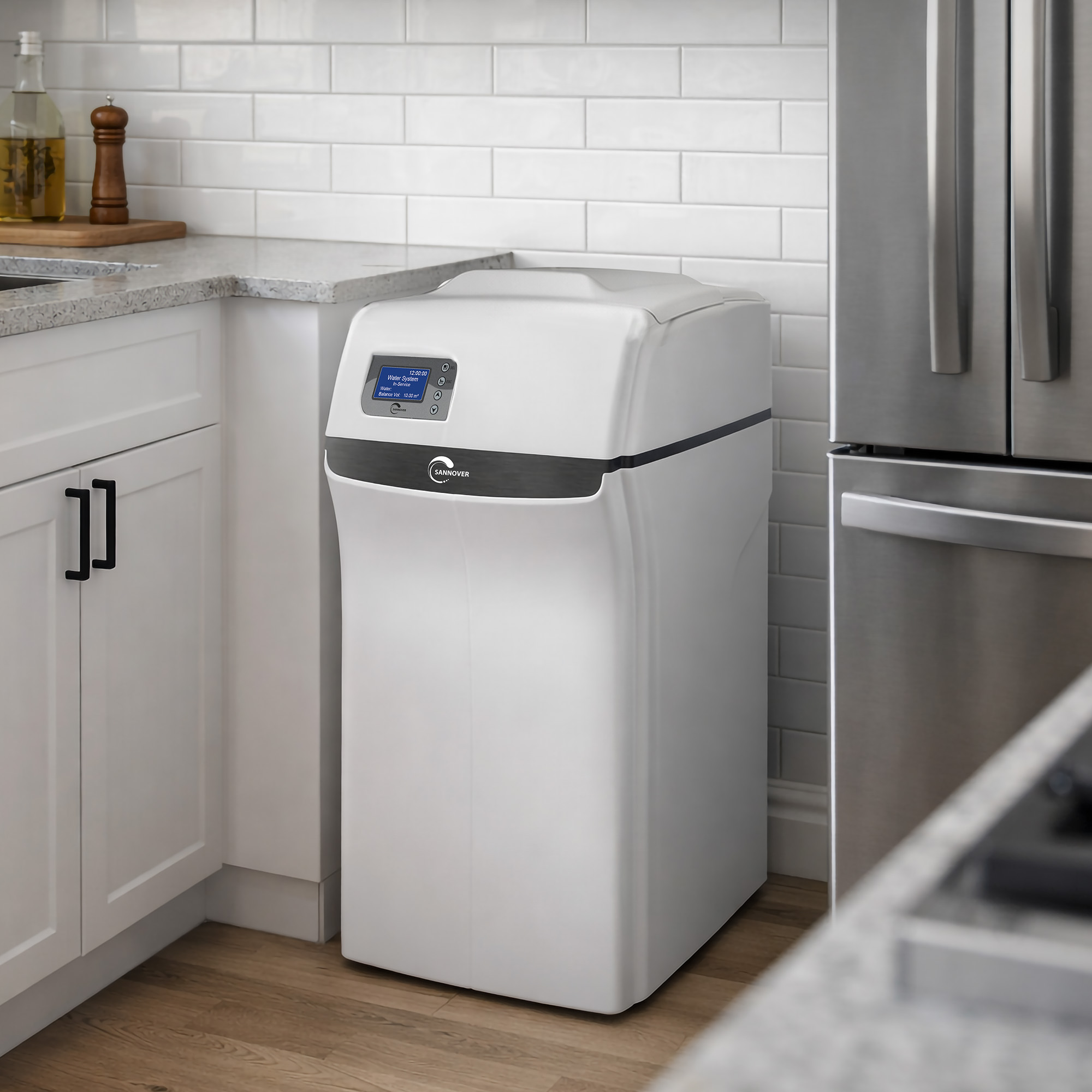 Un descalcificador de agua blanco junto a un refrigerador en una cocina.