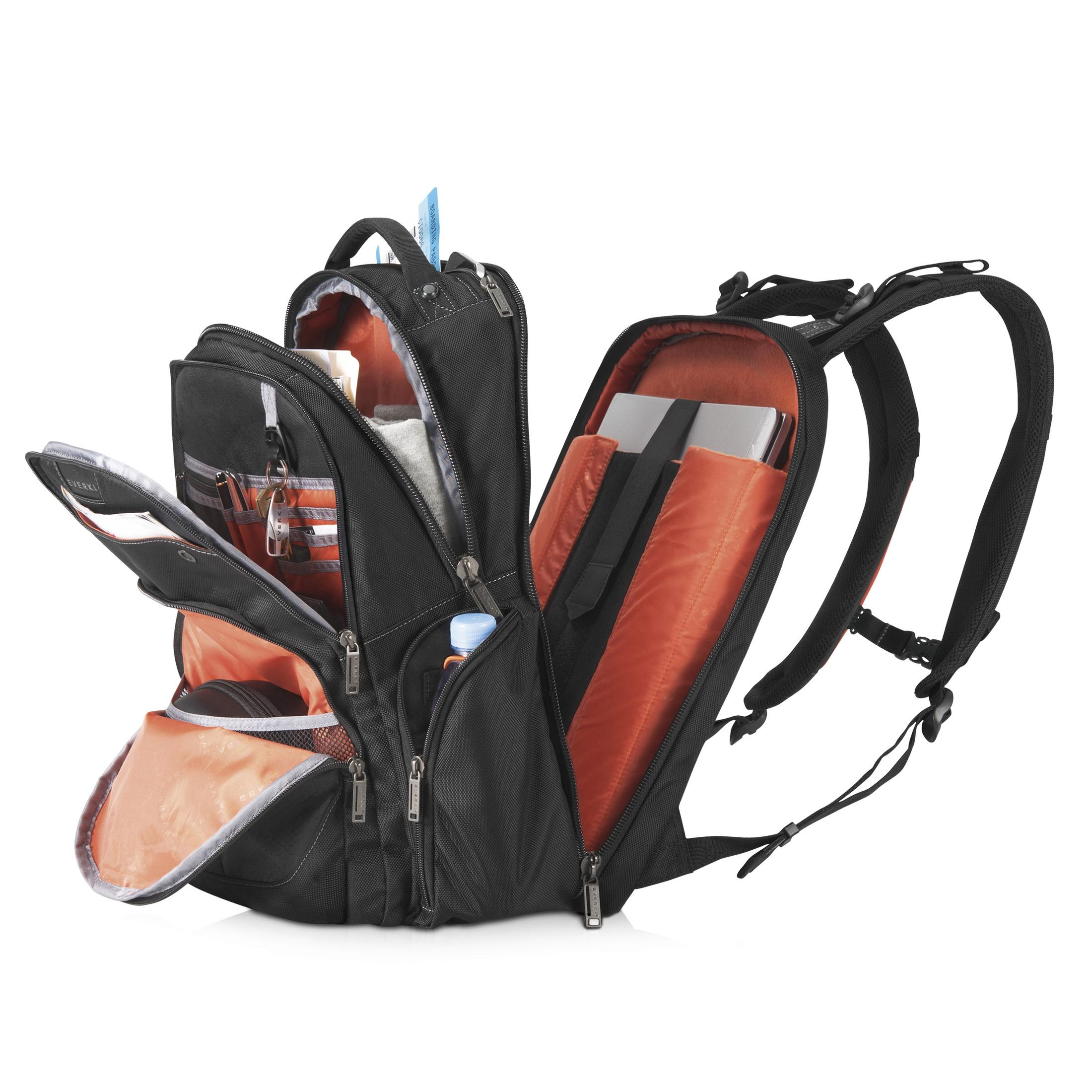 Schwarzer Rucksack mit orangefarbenem Innenfutter, geöffnet mit Laptop und Flasche.