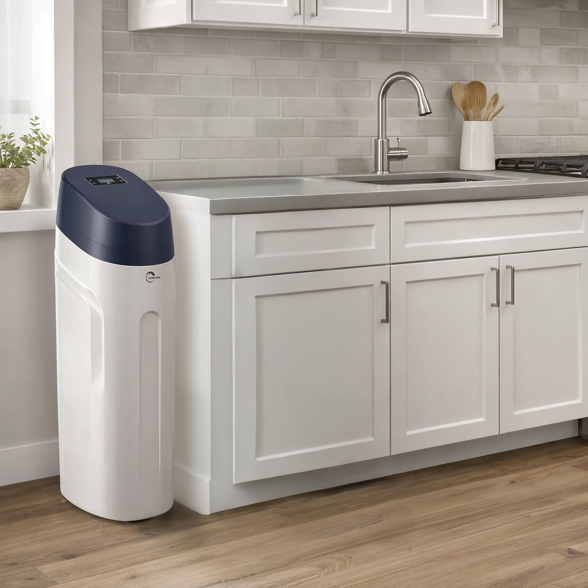 Un tanque de agua blanco con tapa azul junto a un fregadero en una cocina.