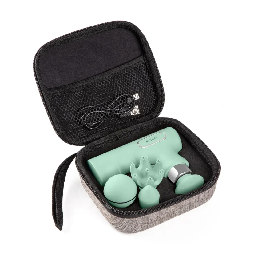 Pistola de masaje verde menta con accesorios en un estuche gris con bolsillo de malla y cable.