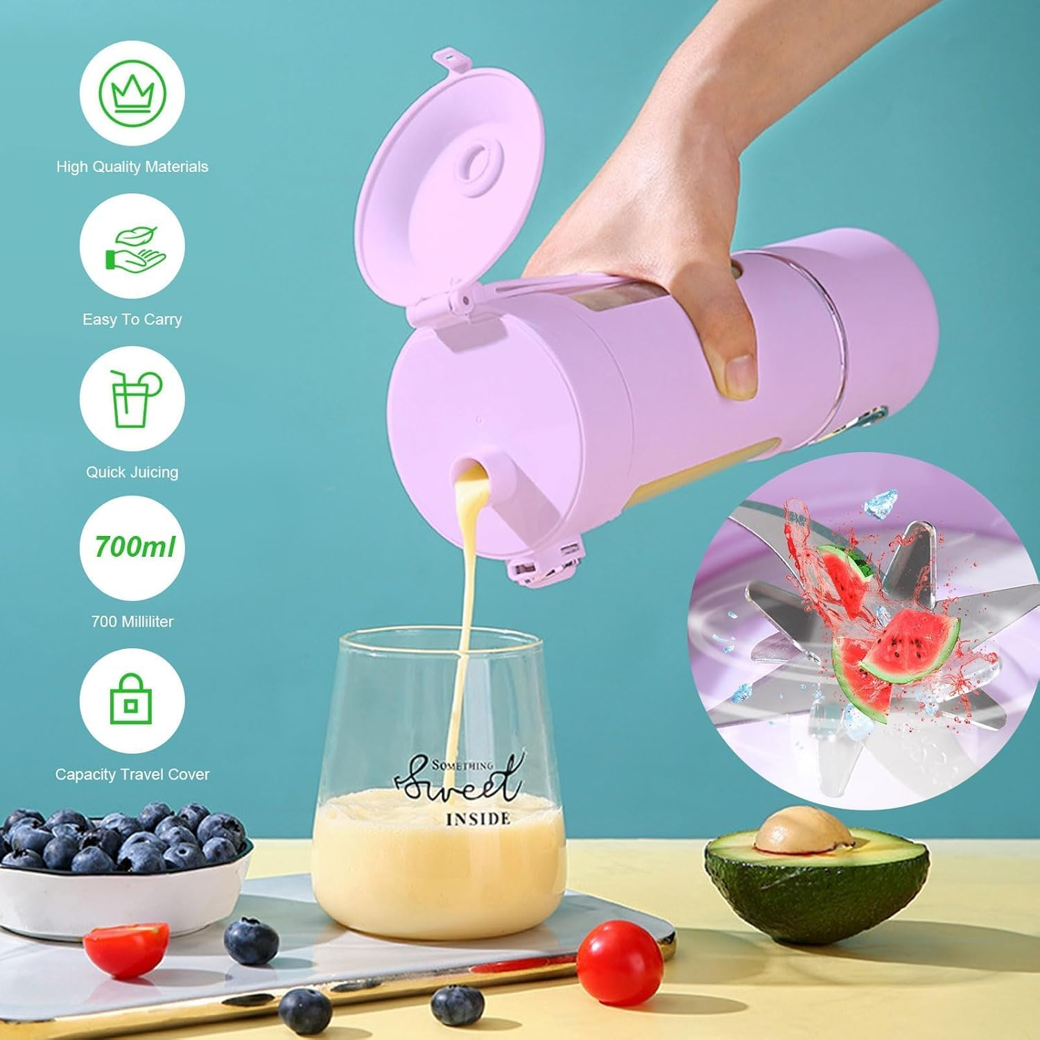 Ein lila Mixer gießt Saft in ein Glas. Obst liegt daneben.