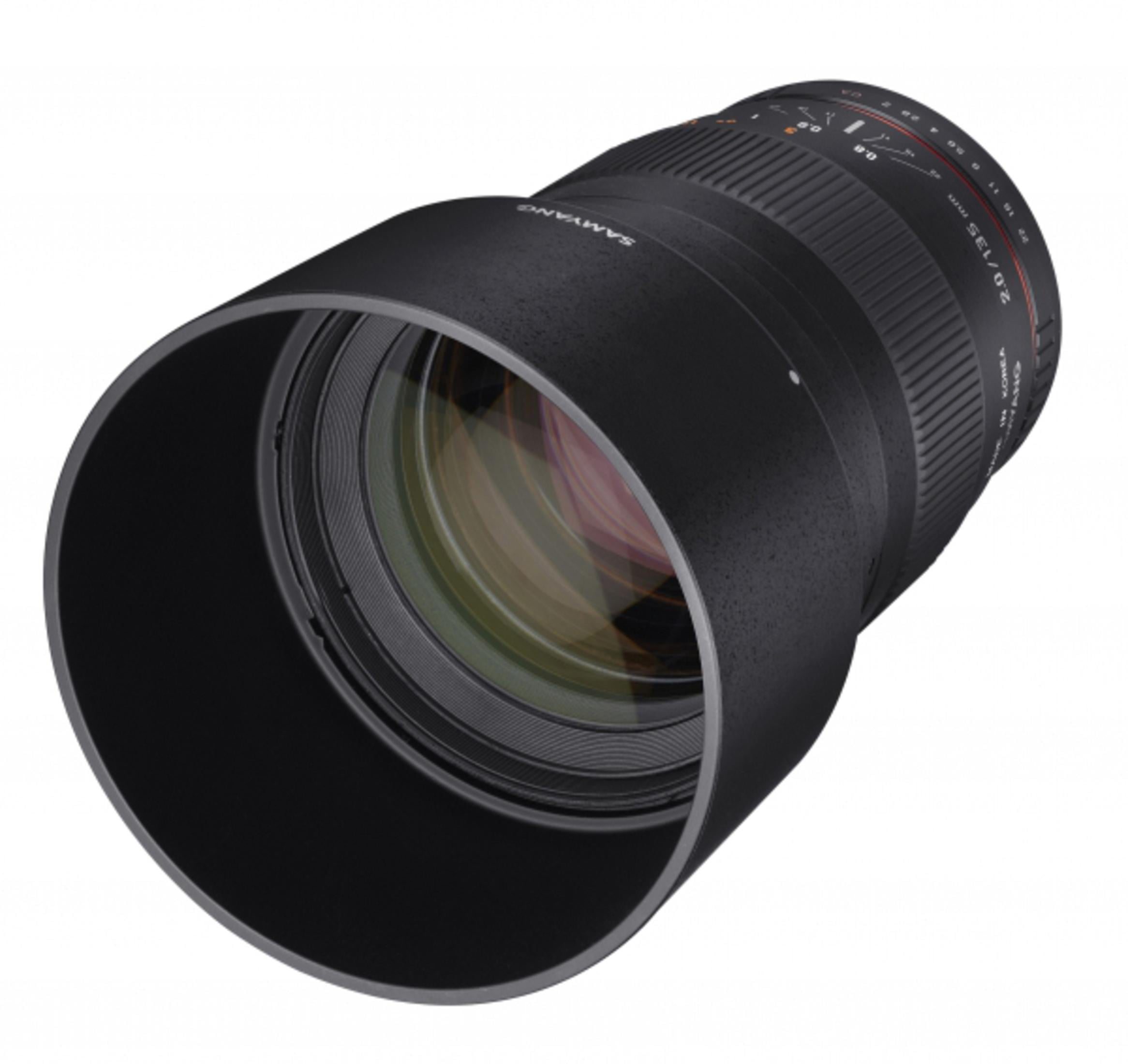 Un obiettivo per fotocamera nero con paraluce, etichettato 2.0/135 mm.