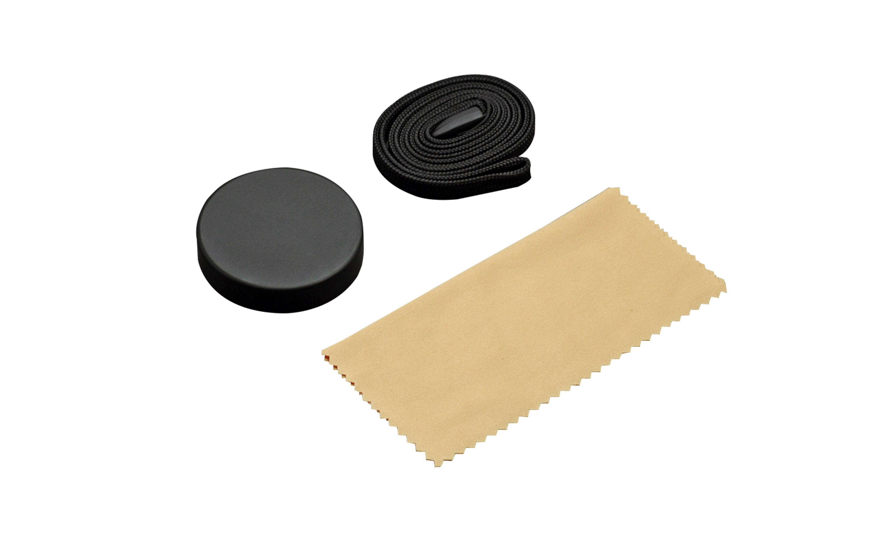 Una tapa negra, un cordón negro enrollado y un paño de microfibra beige.