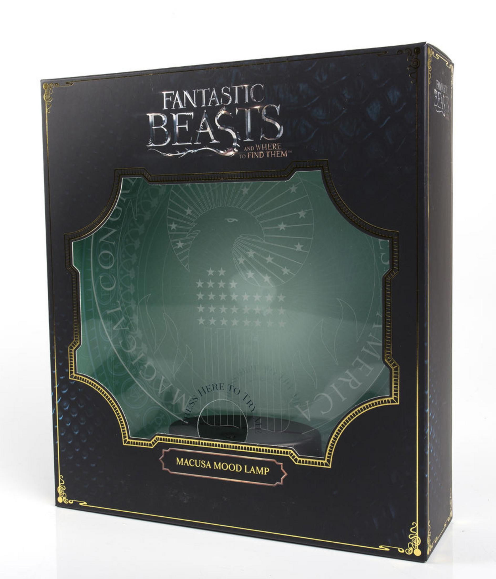 Schwarze Box mit dem Titel Fantastic Beasts, zeigt eine Adlergrafik und Sternen.