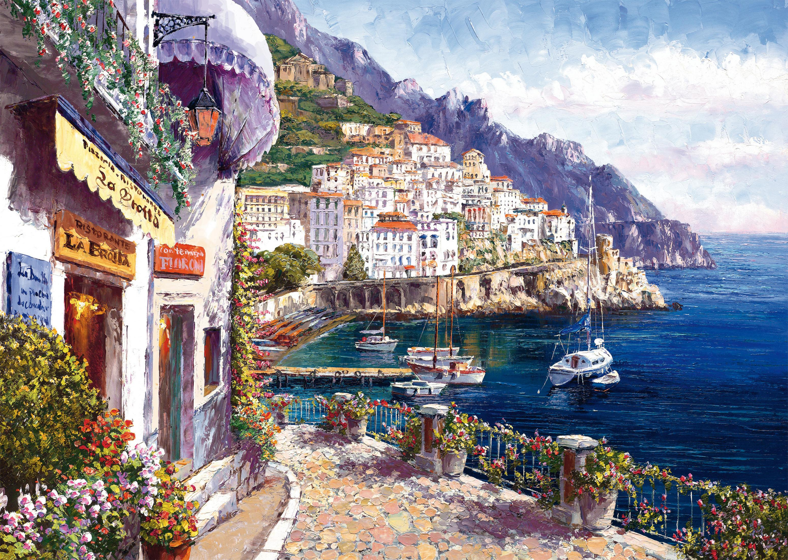 Un encantador pueblo costero italiano con edificios en una colina, barcos en el mar y un camino bordeado de flores.