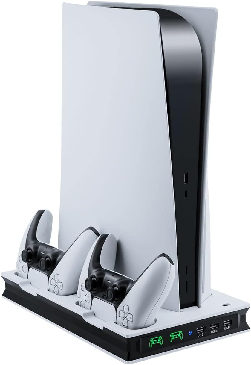 Ein weißes PlayStation 5-Gerät mit zwei Controllern in einer Ladestation.