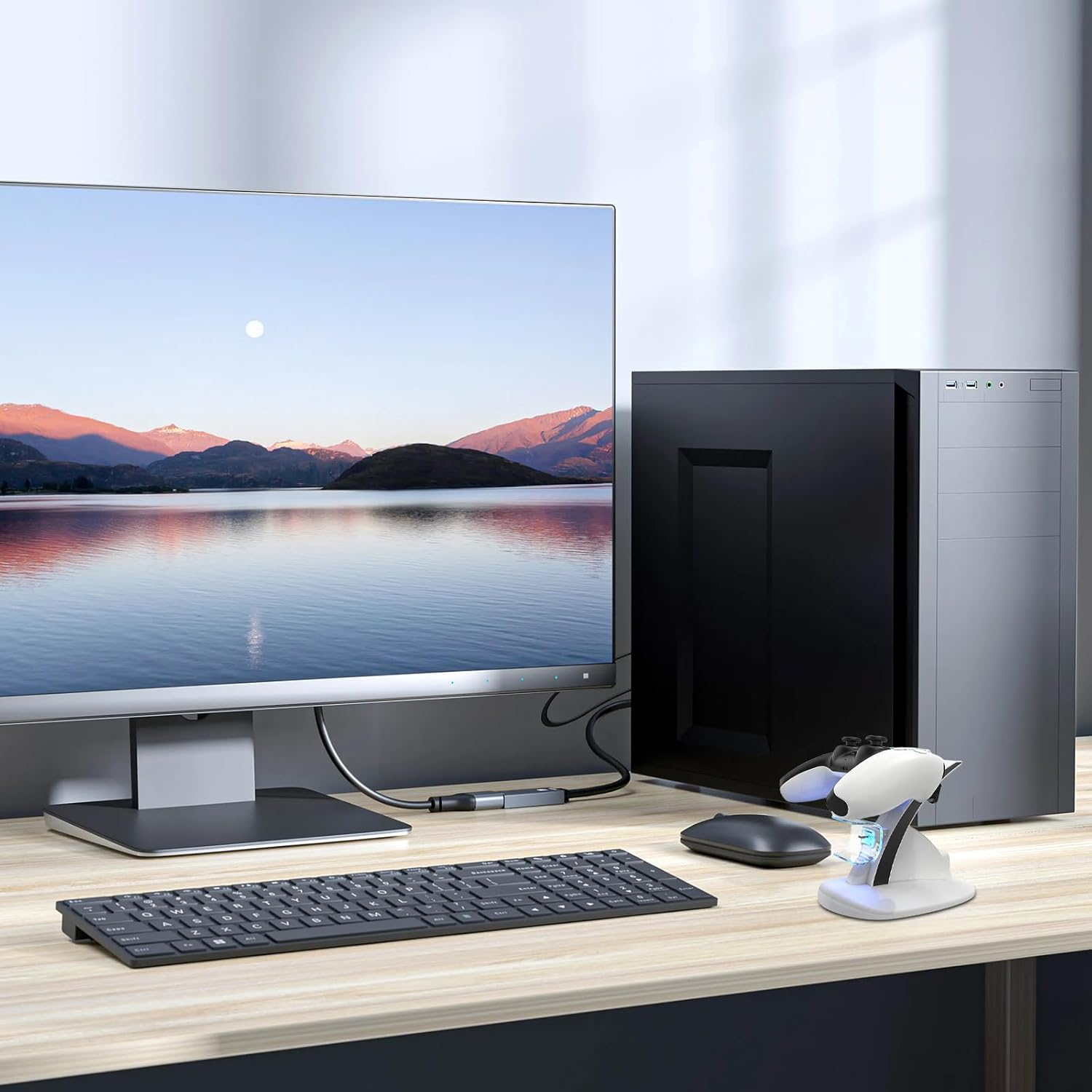 Desktop-Setup: Monitor, Tastatur, Maus, PC-Tower und weiße Controller-Ladestation.