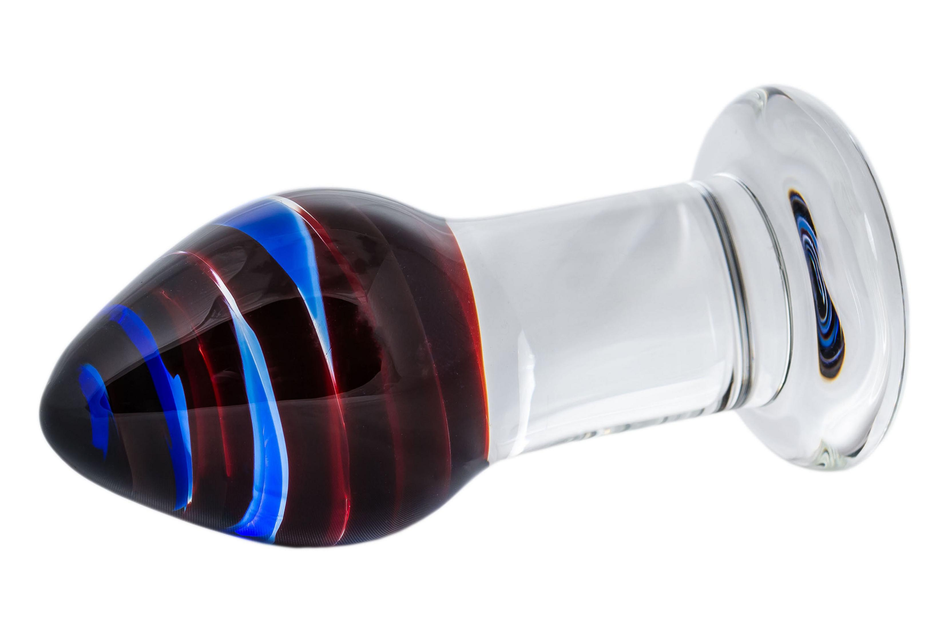 Ein spitz zulaufendes Glasobjekt mit roten und blauen spiralförmigen Mustern.