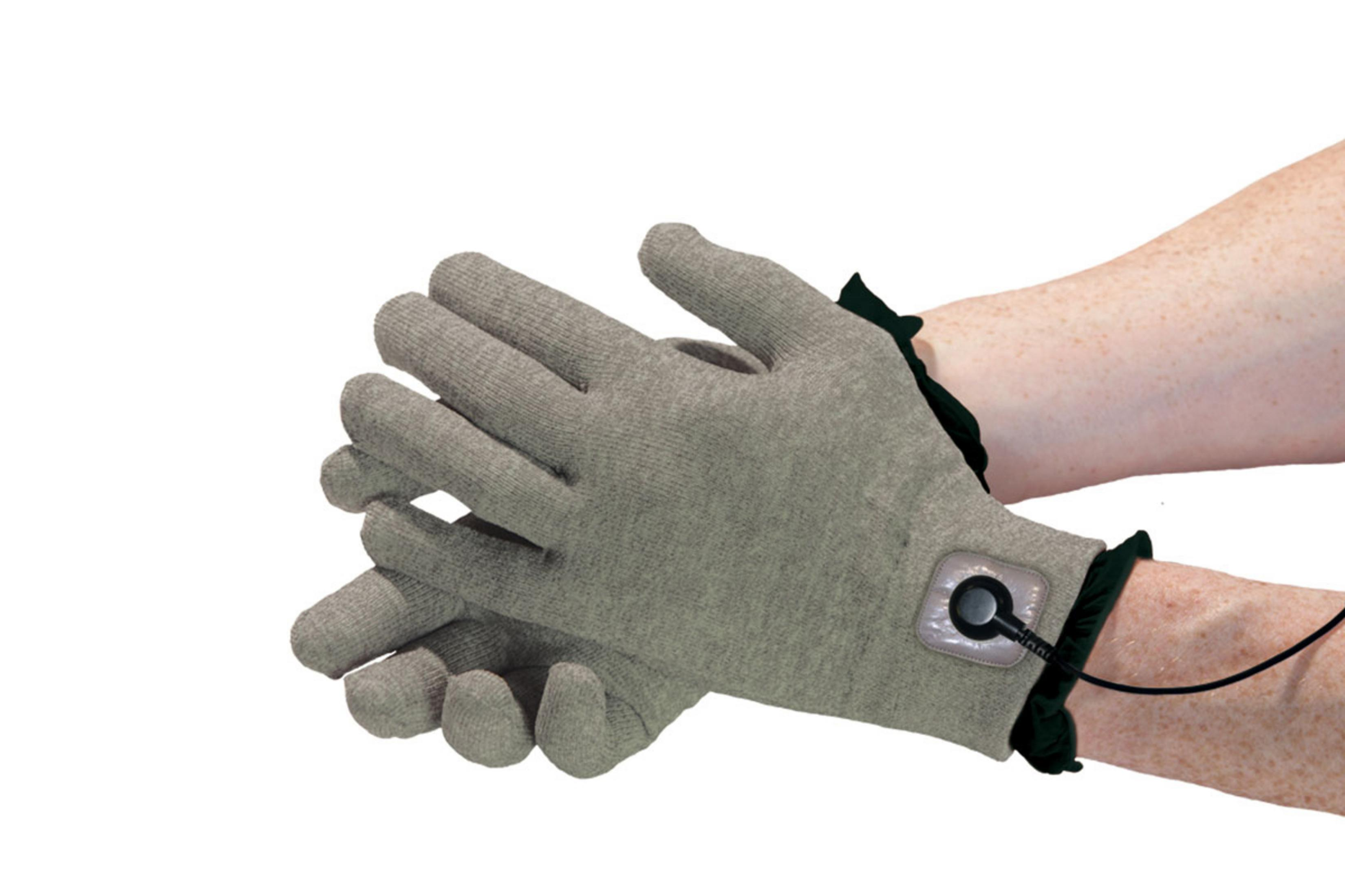 Graue Handschuhe mit schwarzem Anschluss an einem Arm mit Sommersprossen.