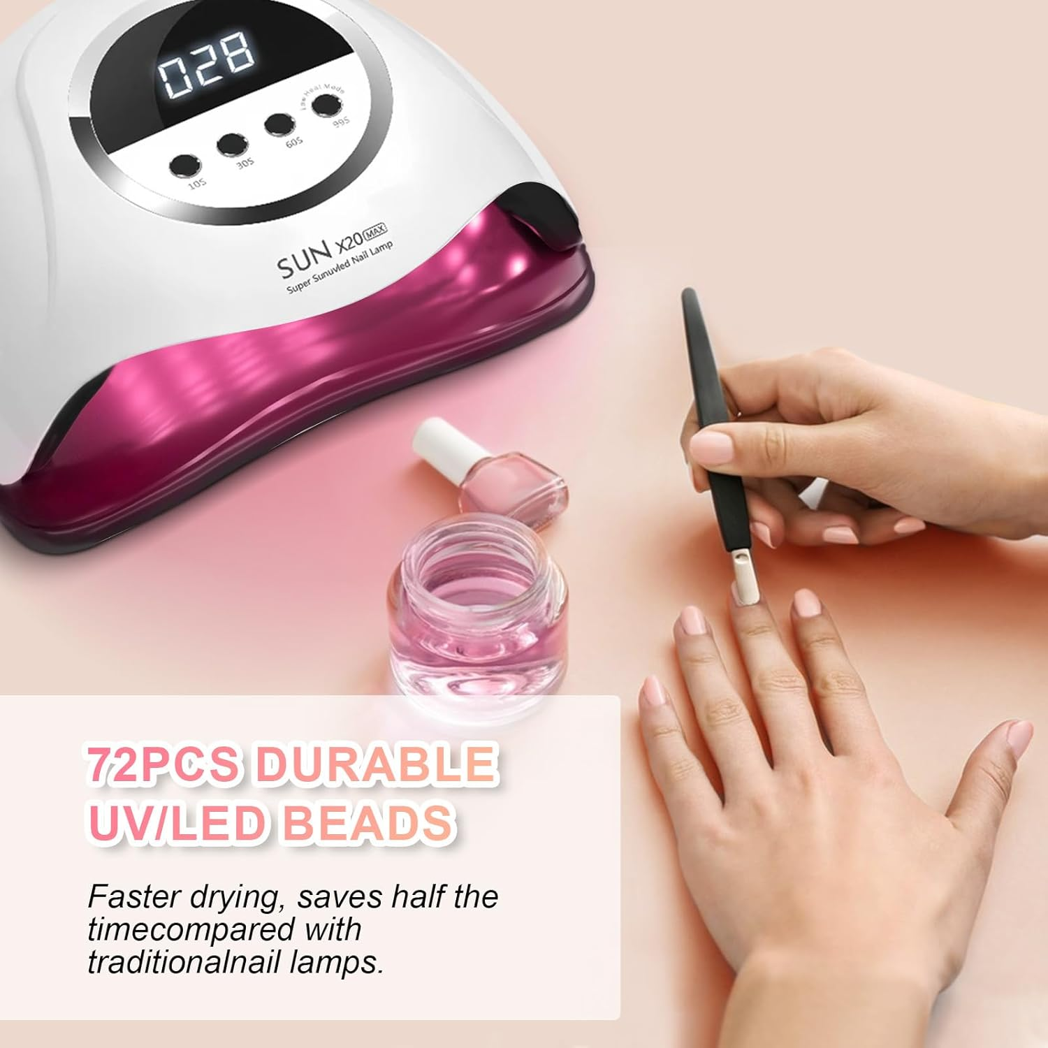 Ein UV/LED-Nagellampen-Gerät mit einer Hand, die einen Pinsel hält, und Nagellackflaschen daneben.