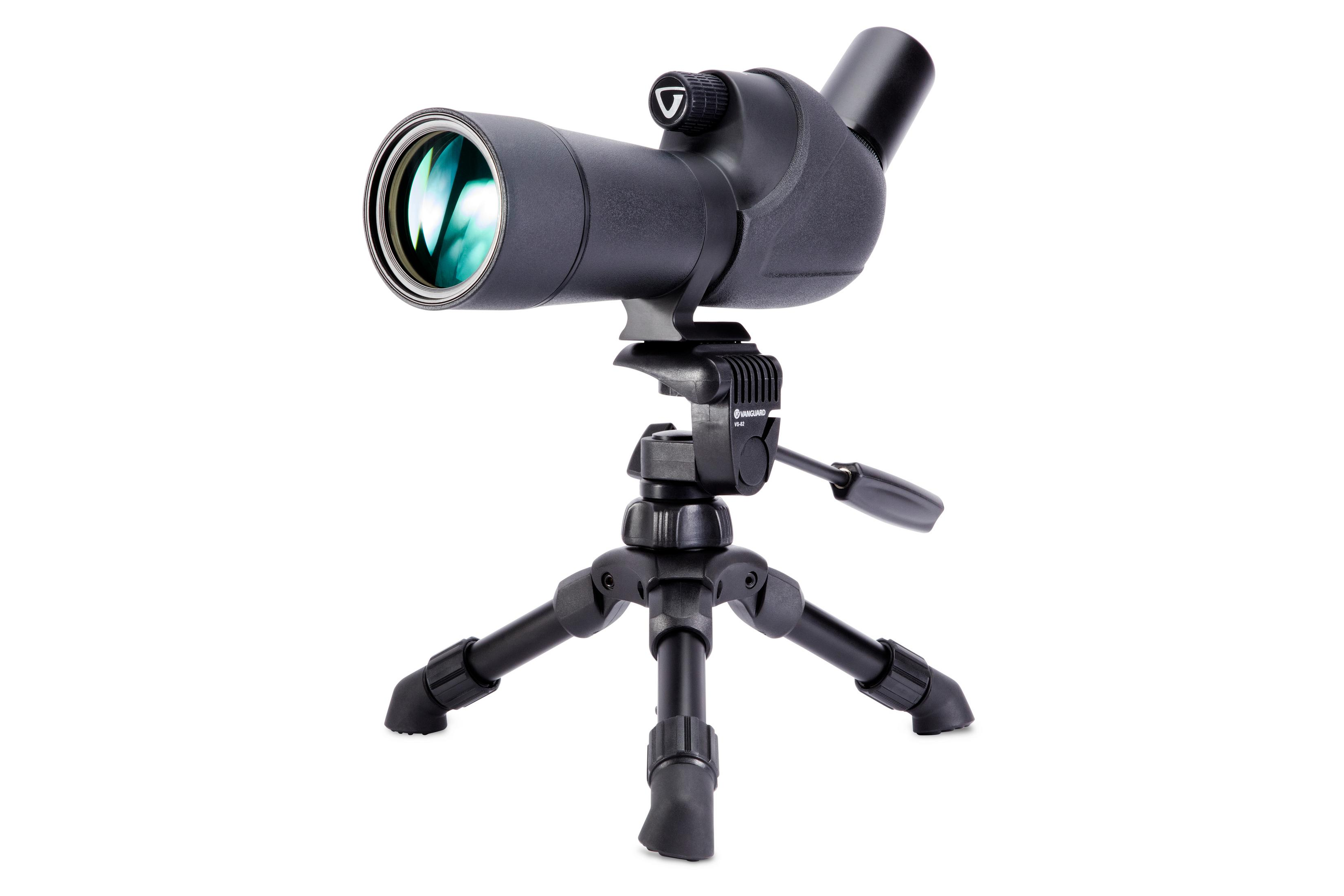 Un telescopio terrestre negro sobre un trípode sobre fondo blanco.