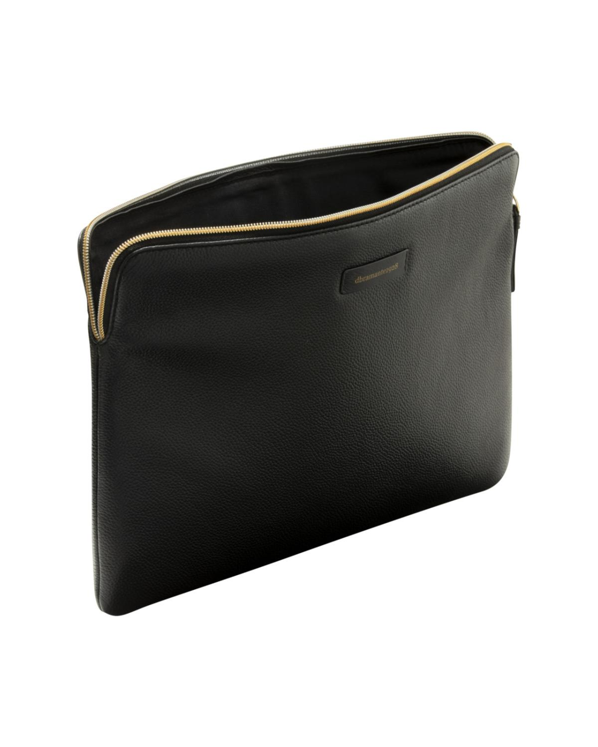 Schwarze Leder-Clutch mit goldenem Reißverschluss, geöffnet, mit Logo auf der Vorderseite.