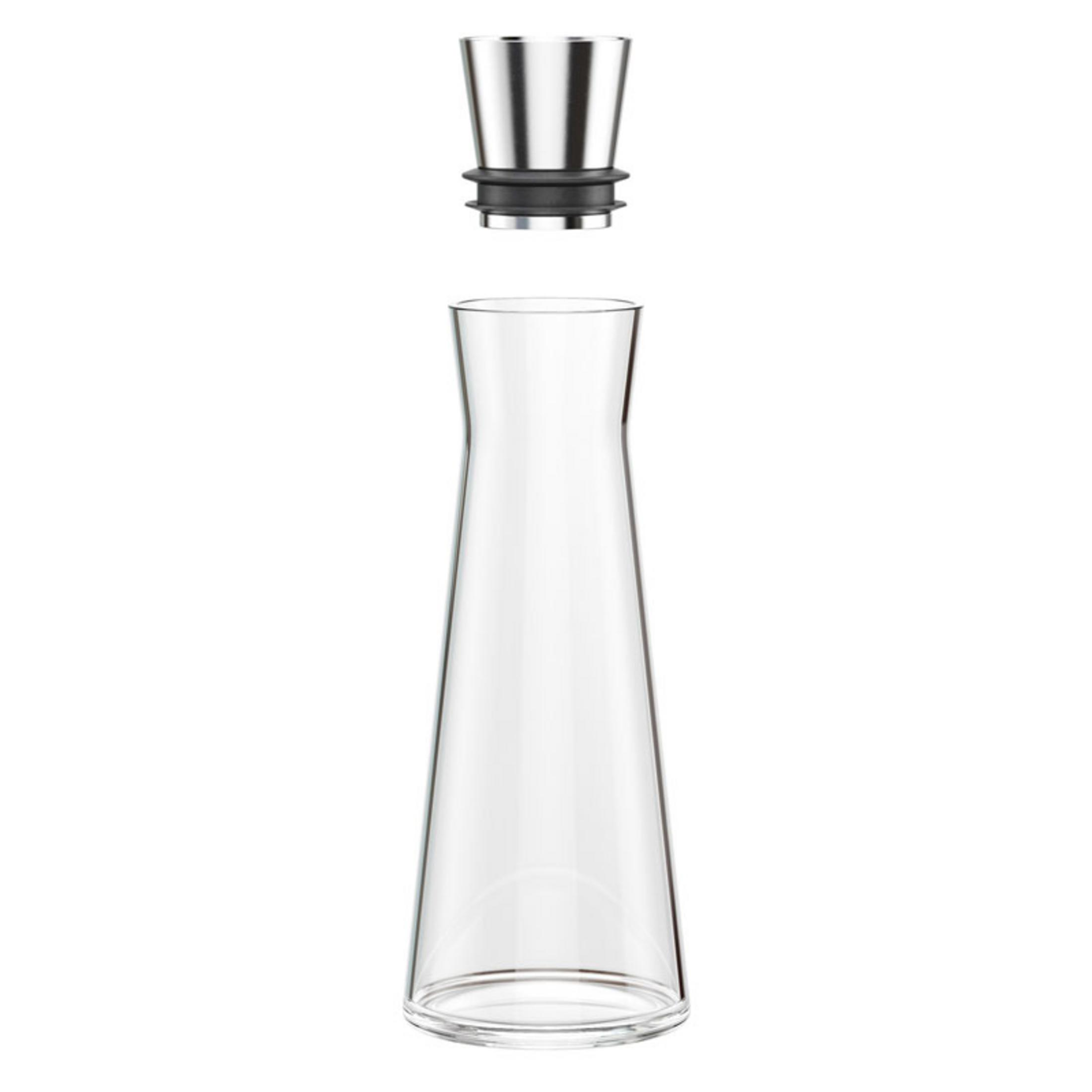 Ein klarer Glasdekanter mit einem metallischen Ausgießer und Dichtungsring.