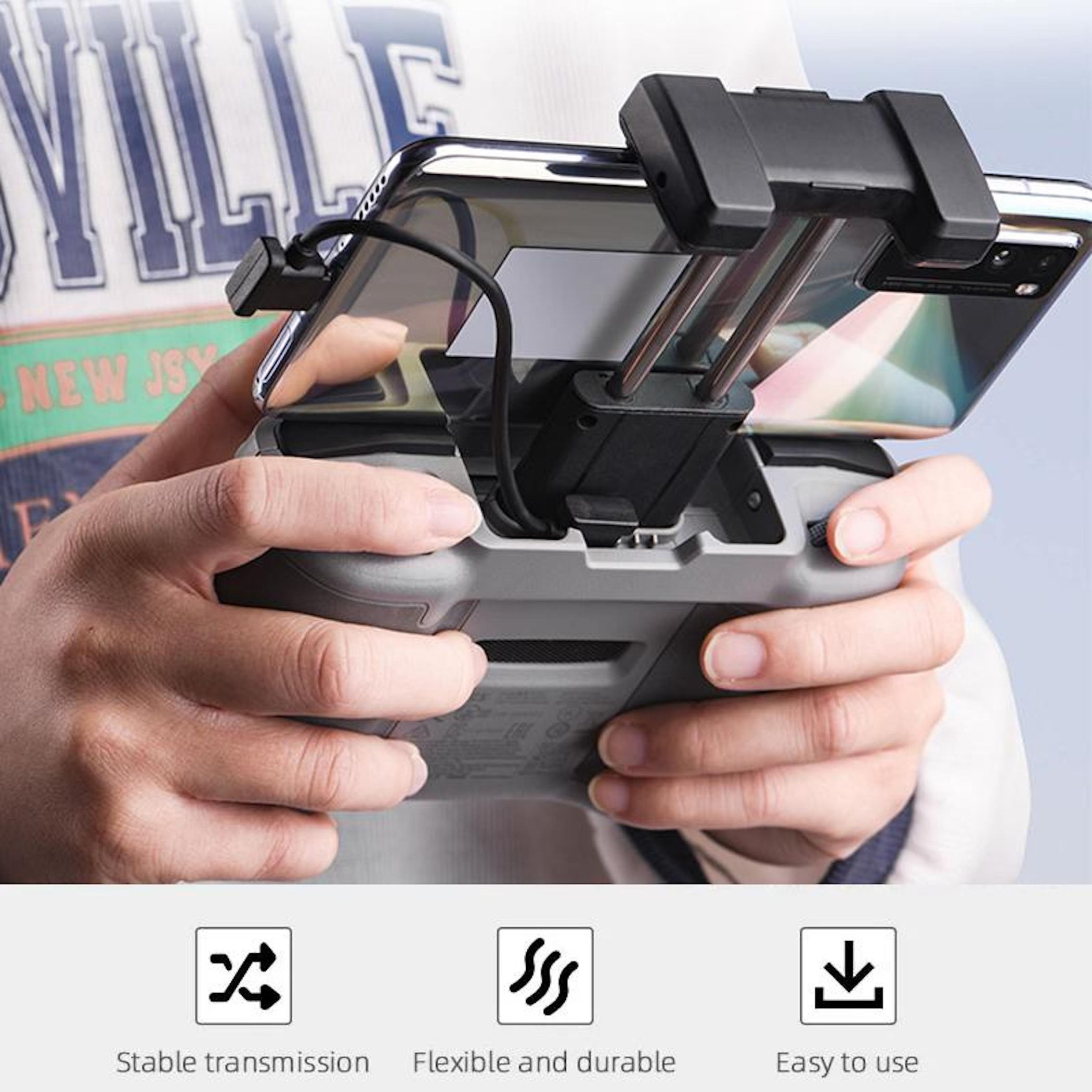 Hände halten ein Smartphone, das per Kabel an einem Gamecontroller befestigt ist.