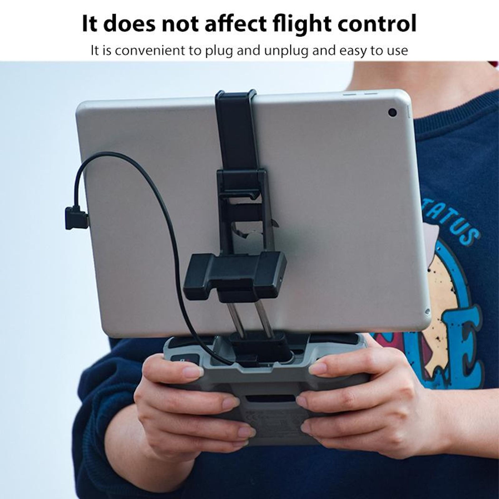 Eine Person hält eine Drohnensteuerung mit einem Tablet, das darauf montiert ist.