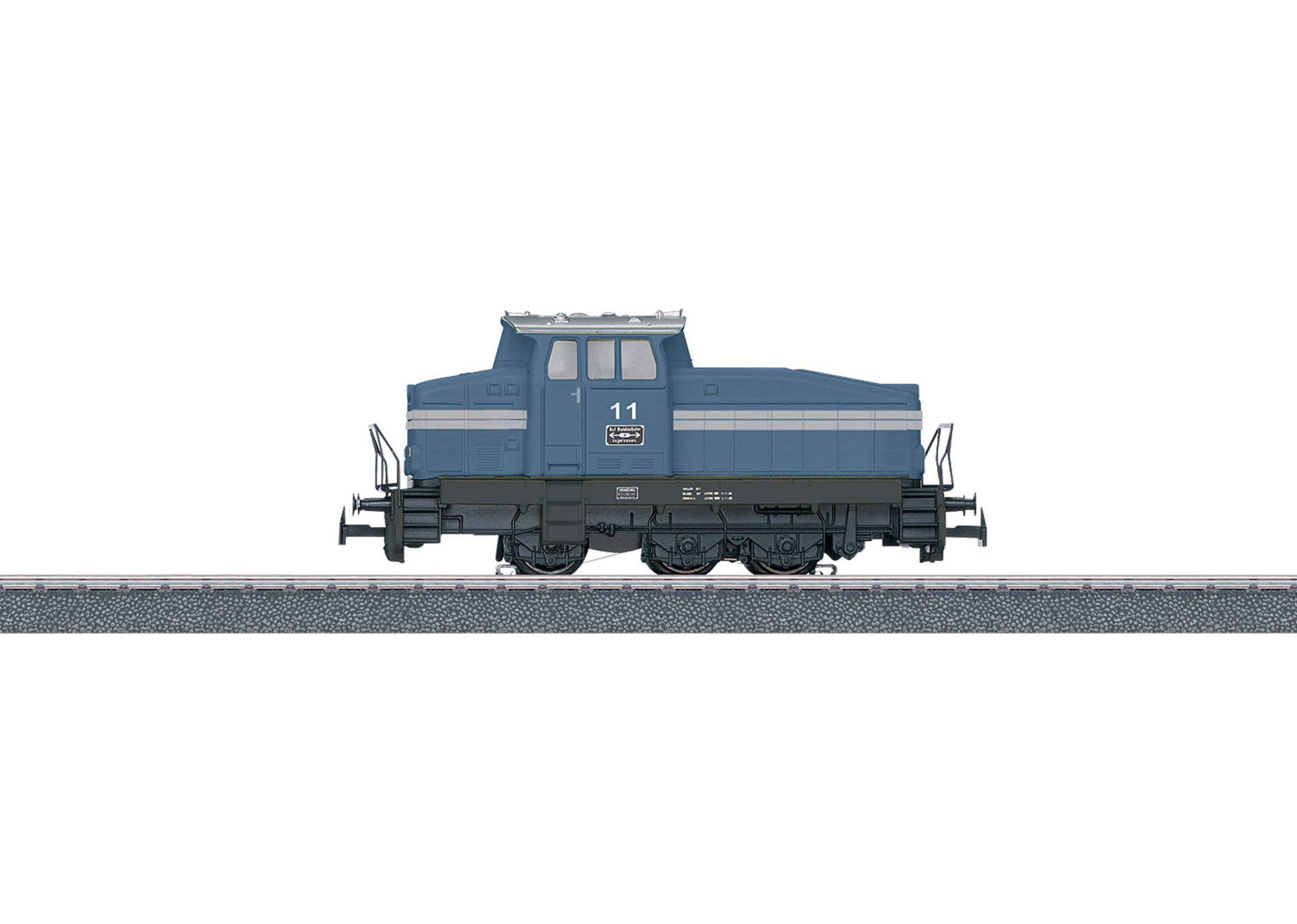 Eine blaue Lokomotive mit der Nummer 11 auf Gleisen, freigestellt vor weißem Hintergrund.