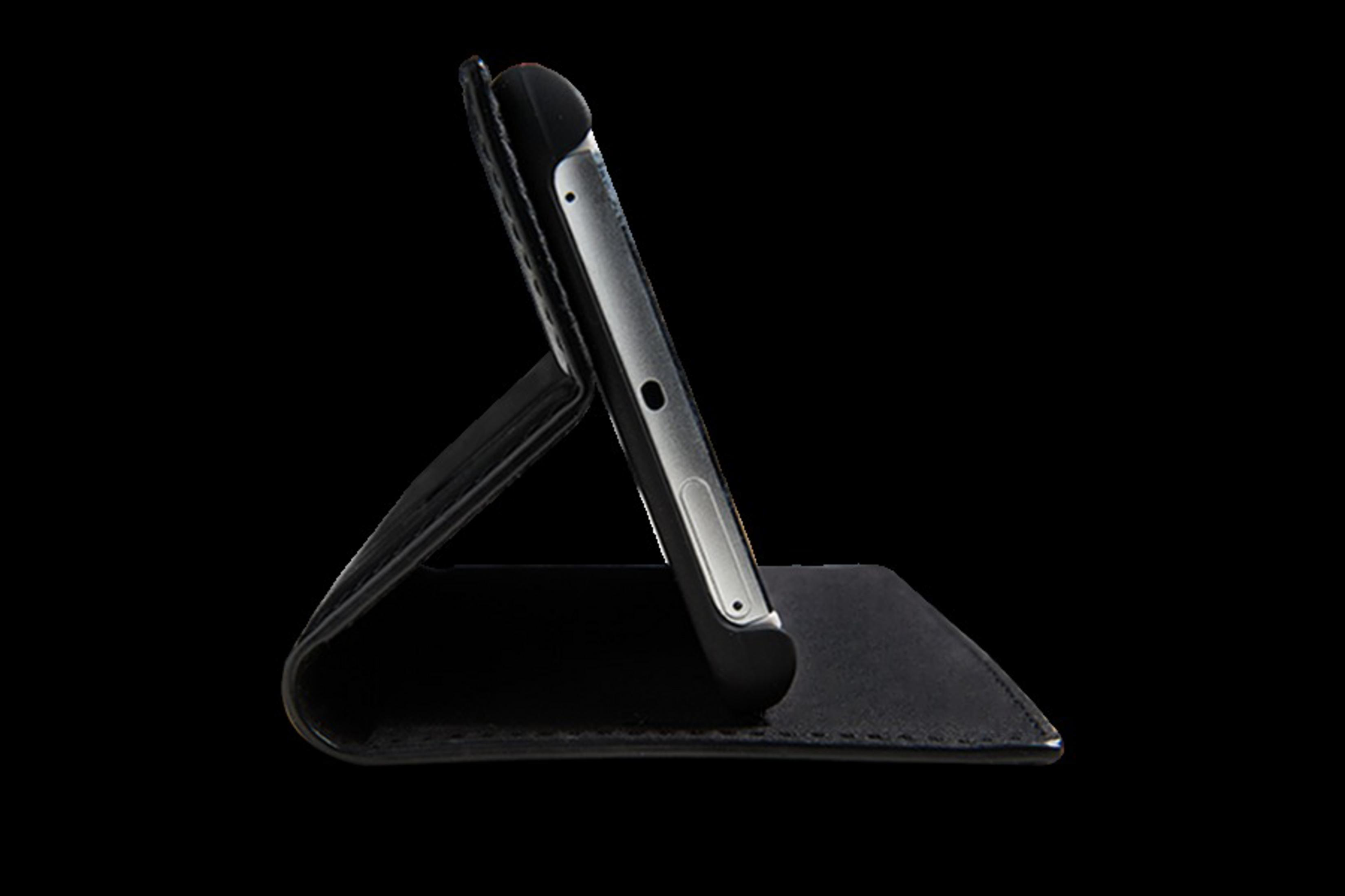 Schwarzes Tablet im aufgestellten Lederetui, Seitenansicht.
