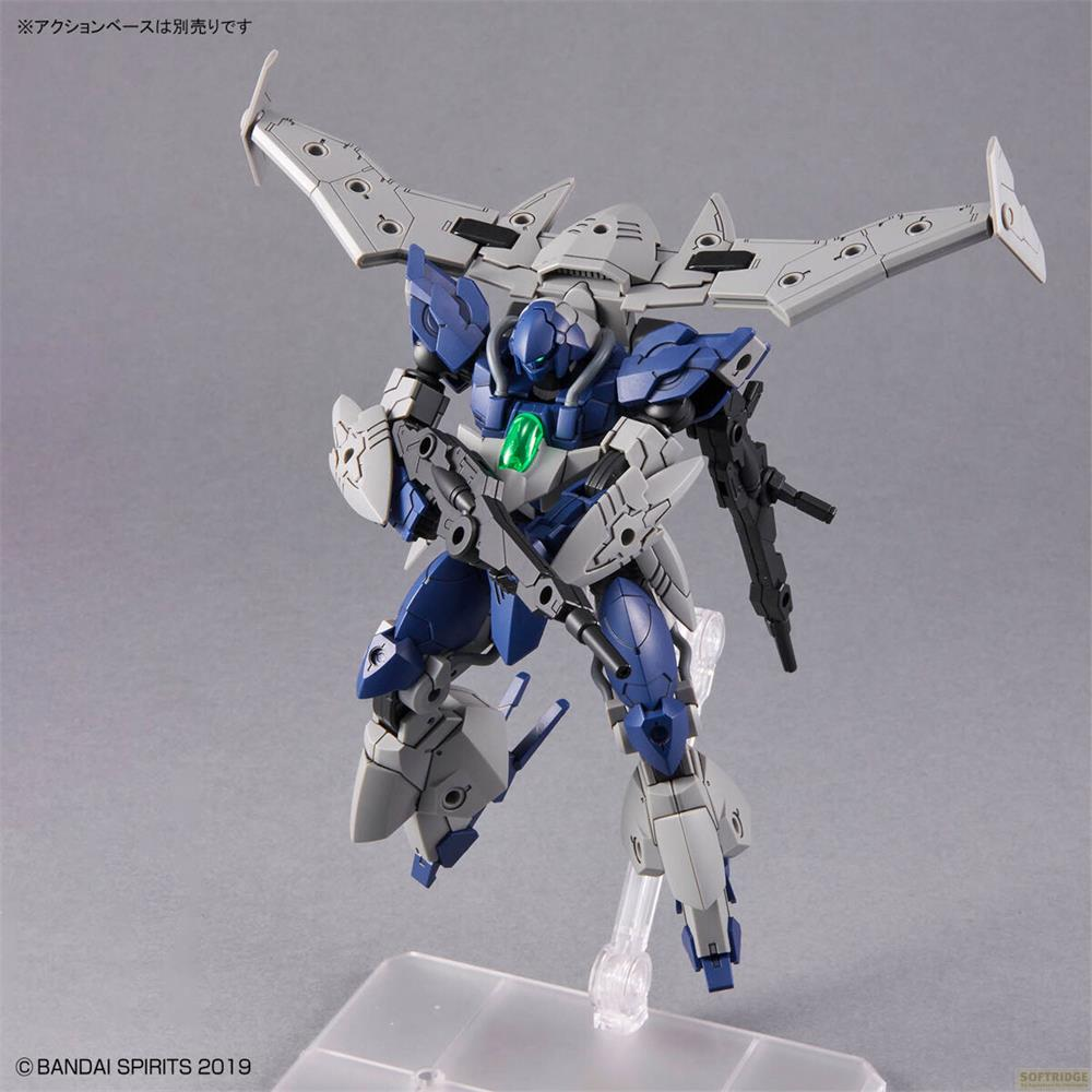 Ein blauer und grauer Mech mit Flügeln, der auf einem Ständer steht und Waffen hält.