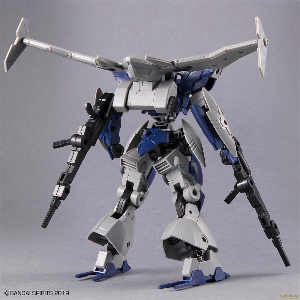 Ein blauer und grauer Mech mit zwei Gewehren steht vor grauem Hintergrund.