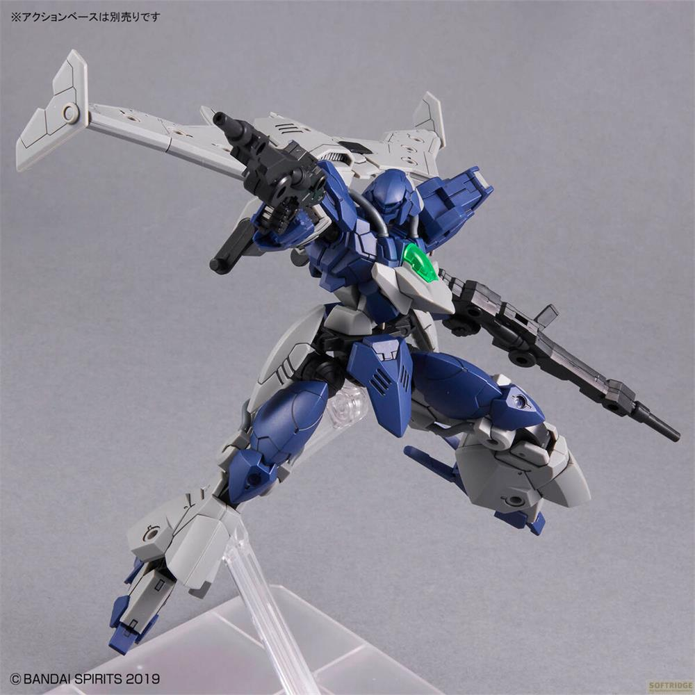 Ein blauer und grauer Mech mit Gewehren auf einem Ständer in dynamischer Pose.