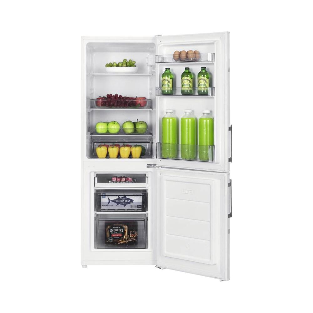 Ein offener weißer Kühlschrank mit Lebensmitteln wie Obst, Gemüse, Eiern und Getränken.