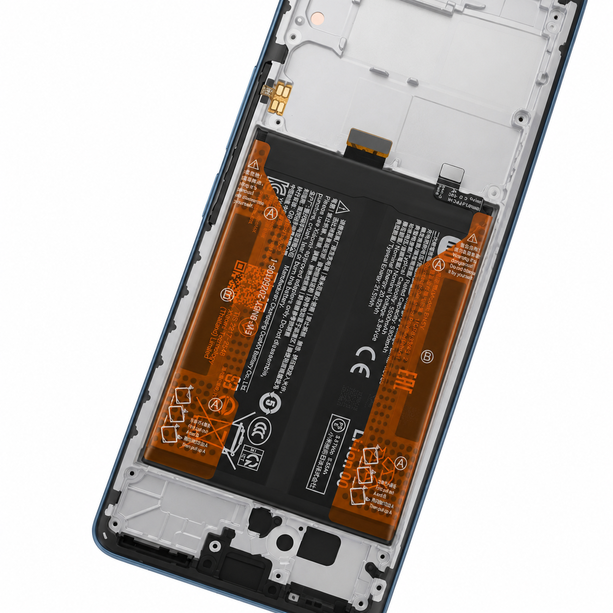 Ein Smartphone-Akku mit Warnsymbolen und technischen Daten liegt in einem blauen Rahmen.