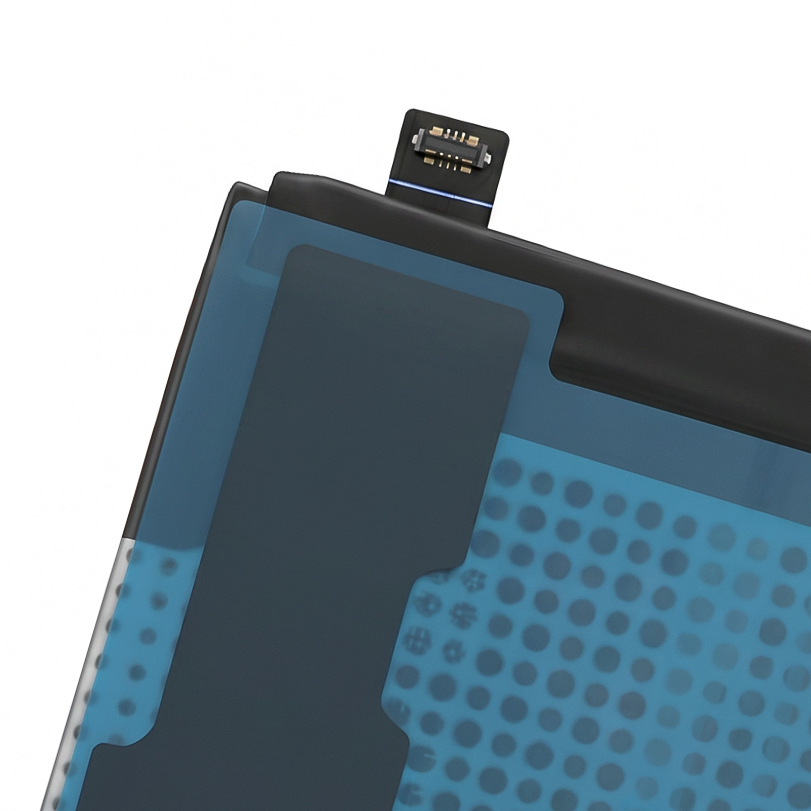 Nahaufnahme einer flachen, schwarzen Batterie mit blauer Schutzfolie und Stecker.