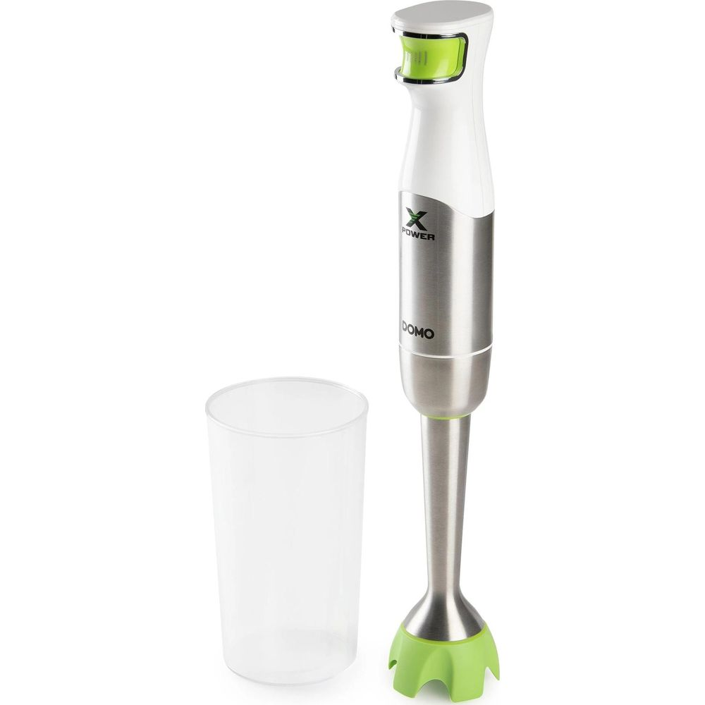 Ein weißer Stabmixer mit silbernen Details und grünem Akzent neben einem Glas.