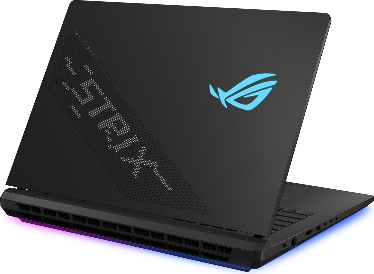 Parlak mavi logolu ve 'STRIX' yazılı siyah Asus ROG dizüstü bilgisayar. Tabanında RGB aydınlatma.