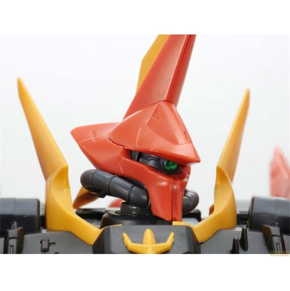Ein roter und gelber Roboter mit grünen Augen, Nahaufnahme des Kopfes.
