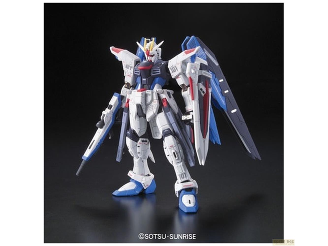 Ein weißer, blauer und roter Gundam-Roboter mit Flügeln steht auf schwarzem Hintergrund.