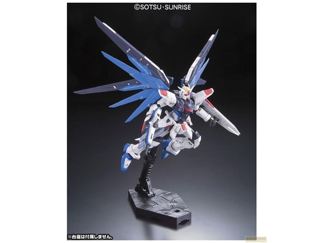 Ein weißer, blauer und roter Gundam-Roboter mit großen Flügeln steht auf einem Ständer.