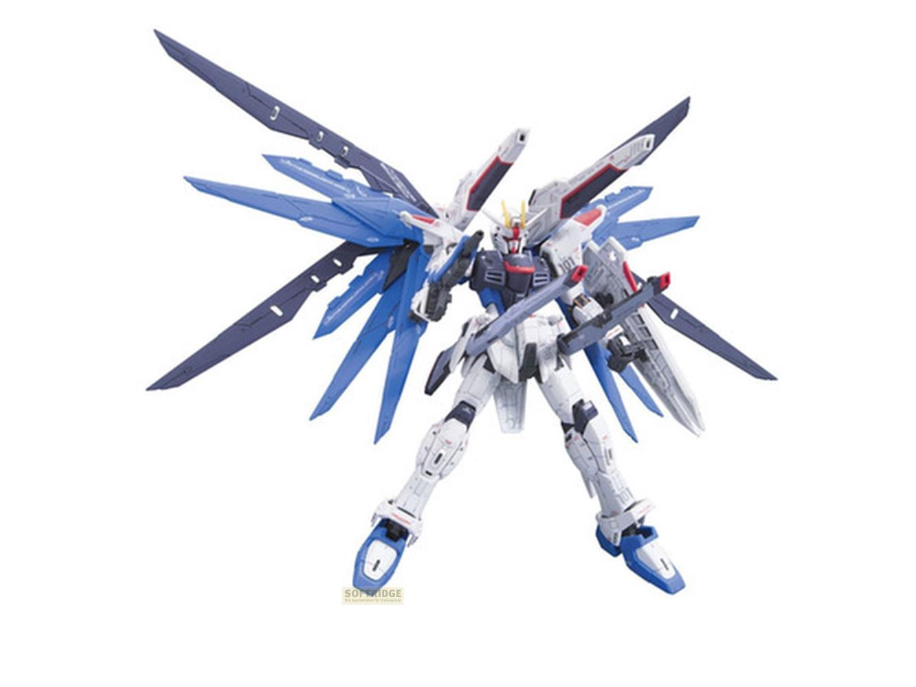 Ein weißer und blauer Gundam-Roboter mit ausgebreiteten Flügeln hält ein Schwert.