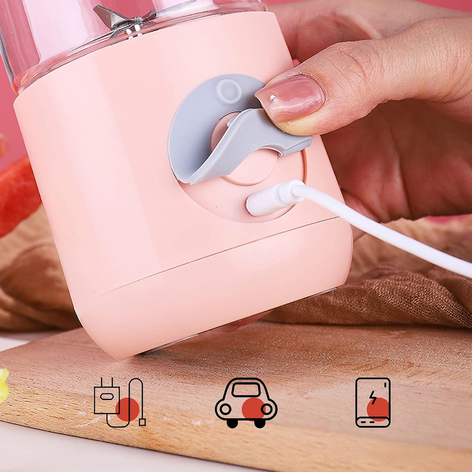 Una mano aziona un frullatore rosa carico via USB. Icone mostrano le opzioni di ricarica.