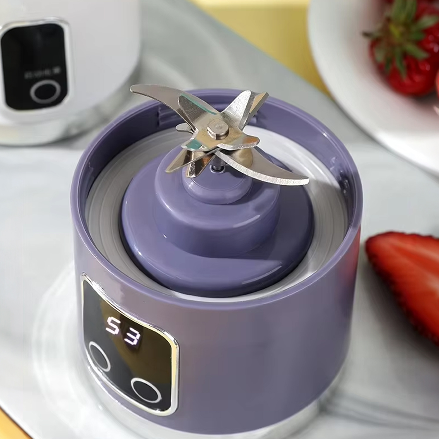Frullatore viola con lame, display mostra S3. Fragole vicine.