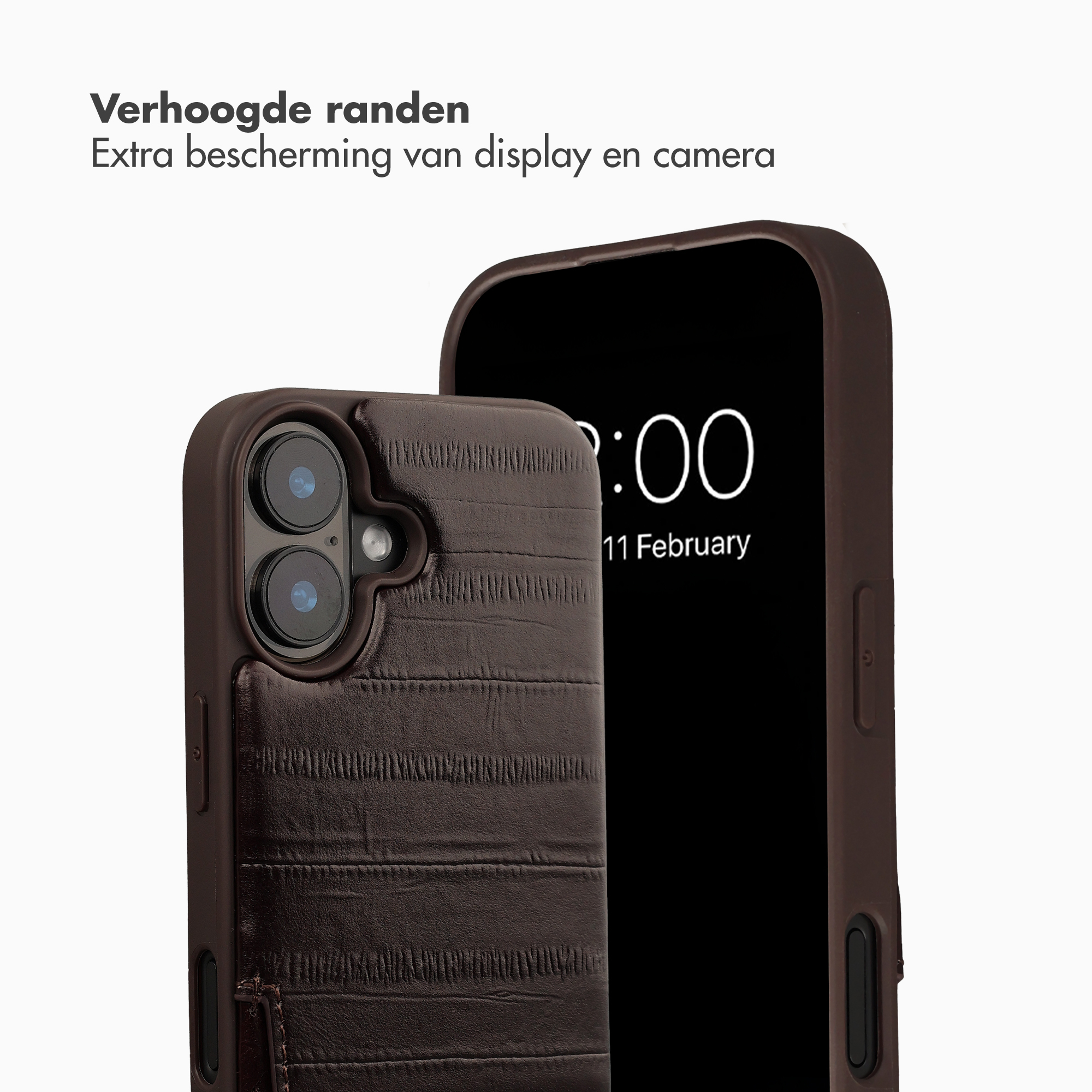 Eine braune Handyhülle mit Krokodilleder-Textur, sitzt auf einem Smartphone.