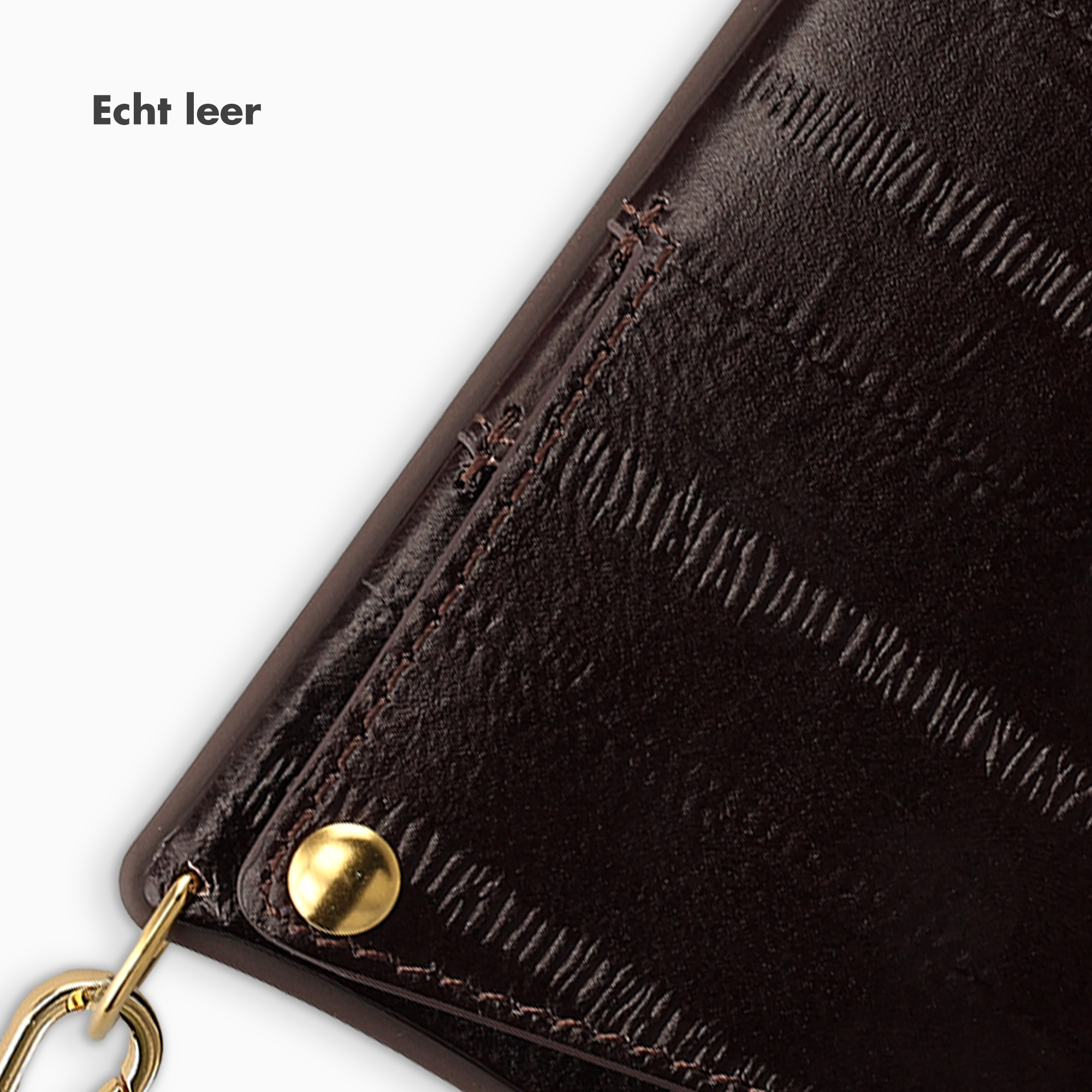Dunkelbraune Lederstruktur mit Nähten und goldenem Knopf.