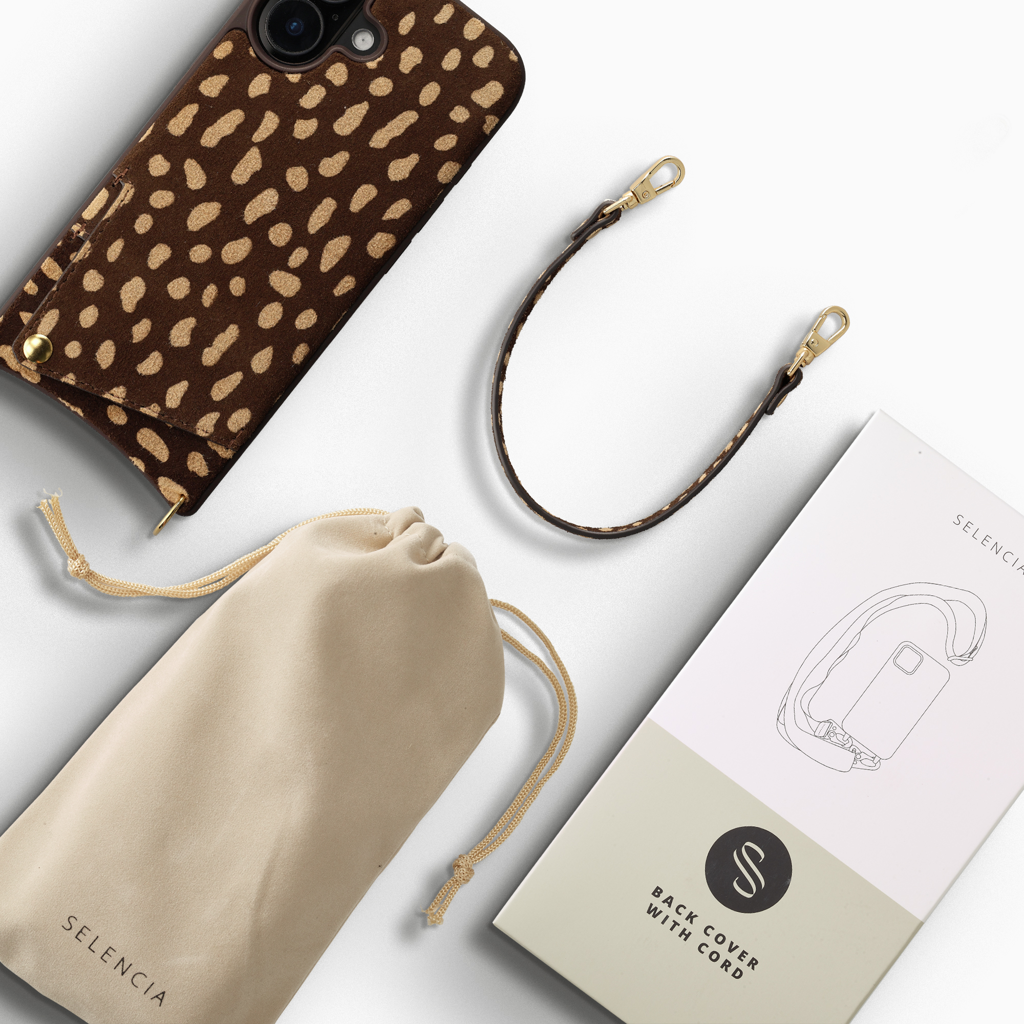 Braune Leopardenmuster-Handyhülle, beige Tasche, Band und Karton auf Weiß.