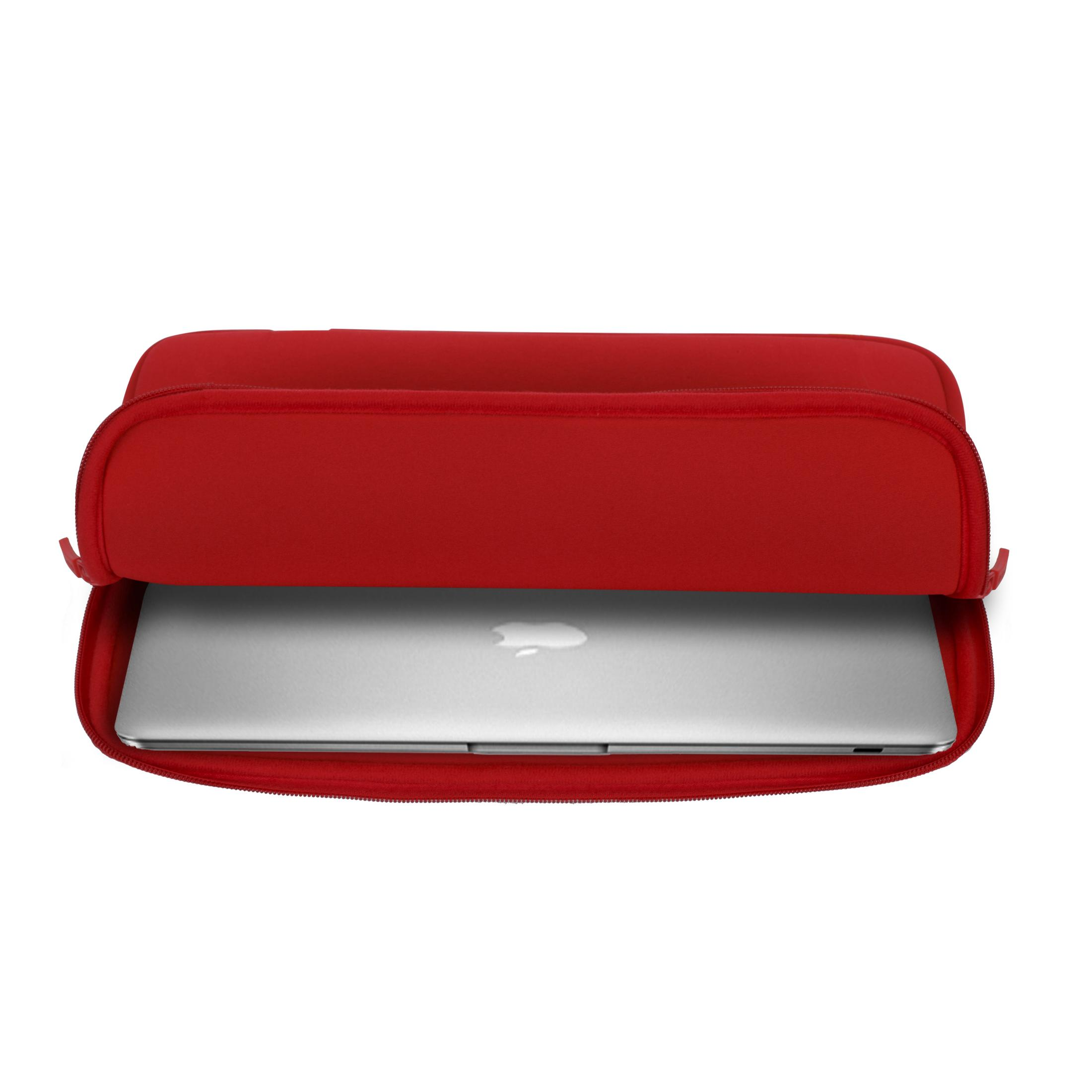 Un MacBook d'argento riposa all'interno di una custodia rossa aperta.