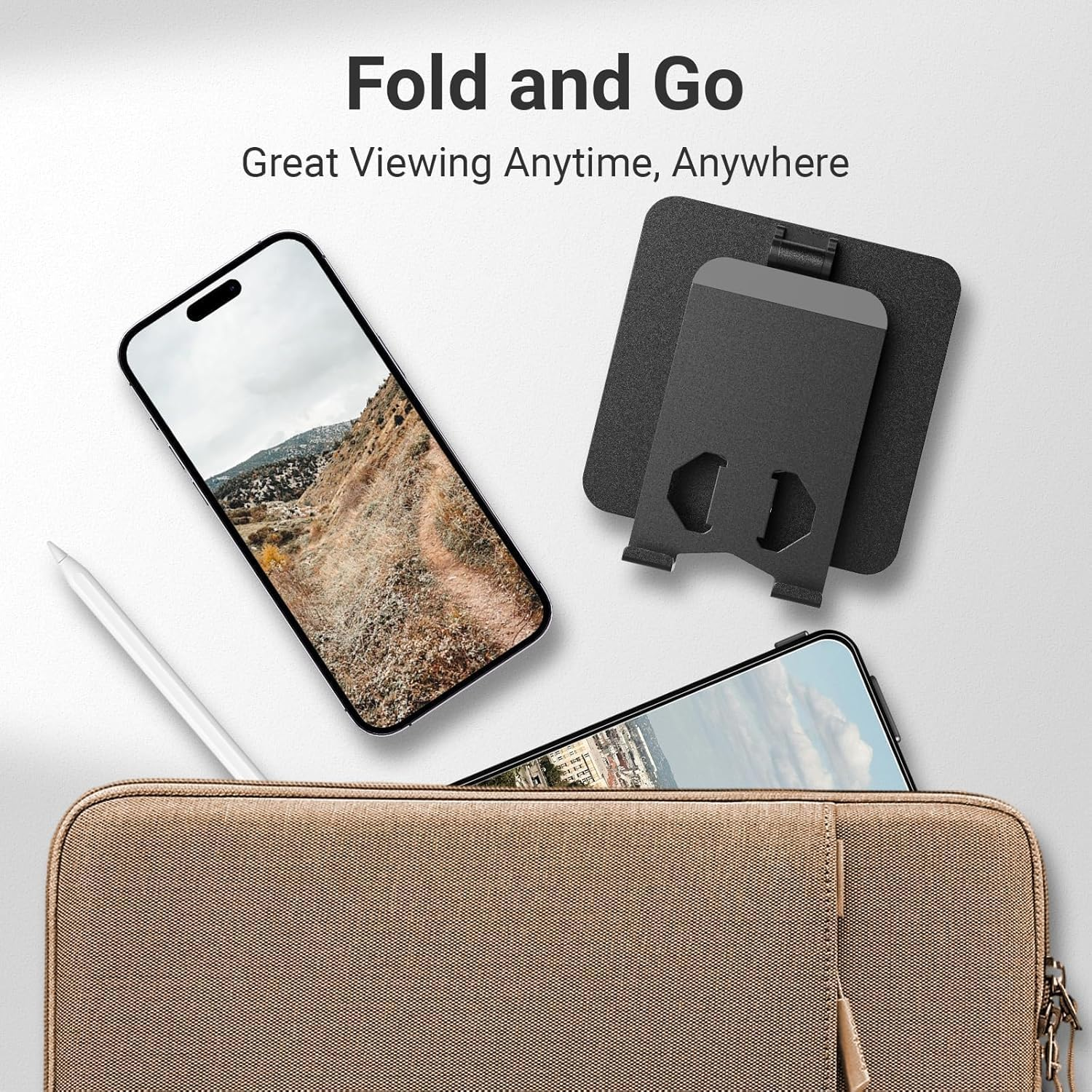 Ein faltbarer Handy-Ständer, ein Stift und zwei Handys liegen auf einer Tasche.