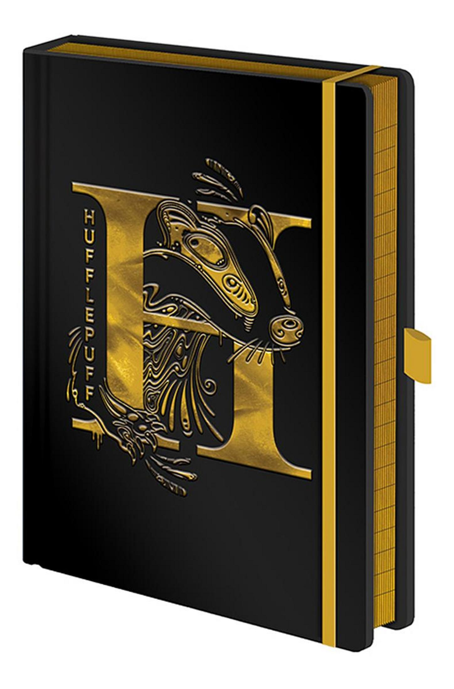 Libreta negra con escudo dorado de Hufflepuff y emblema de tejón.
