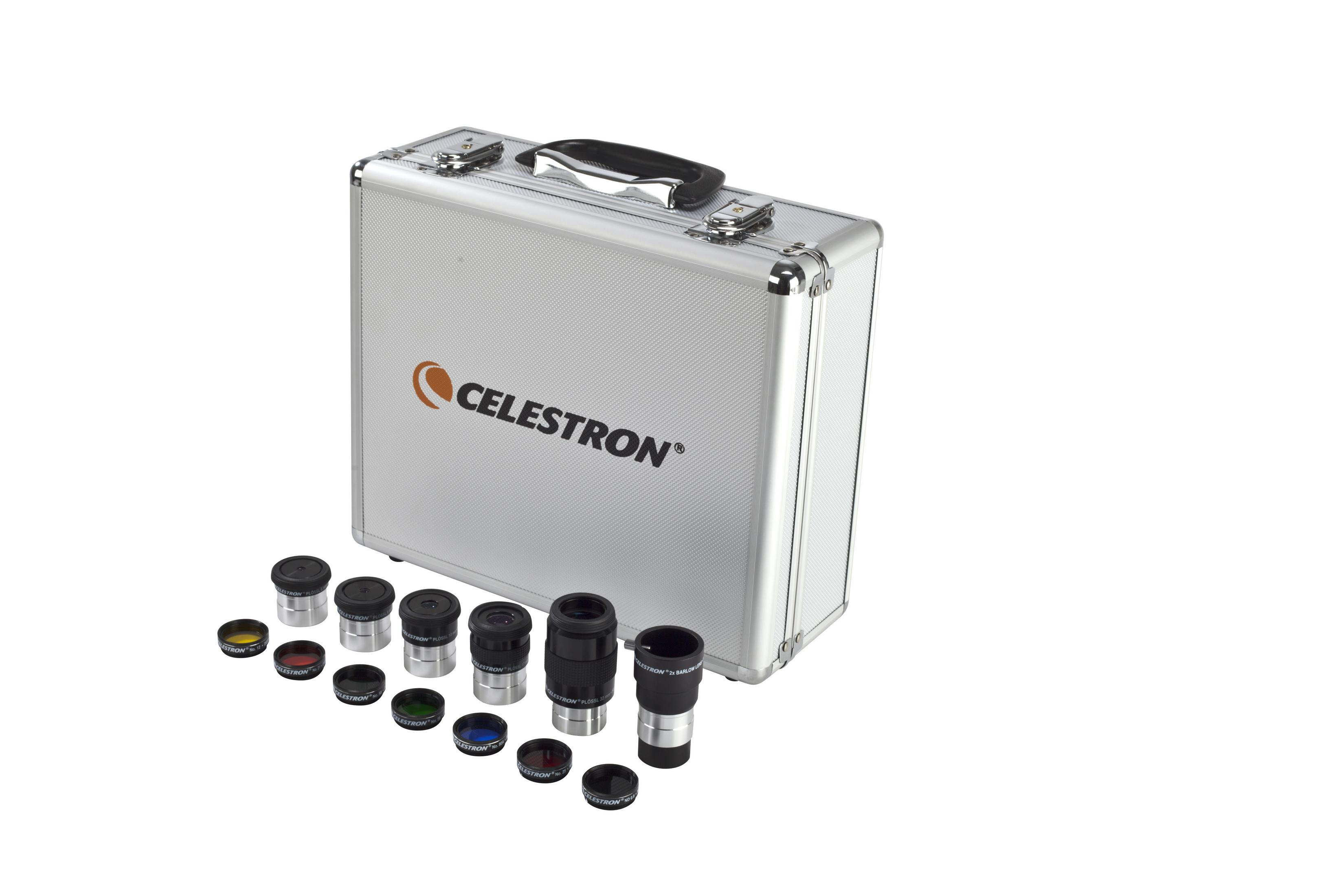 Silberner Koffer mit Celestron-Logo und Teleskop-Okularen davor.