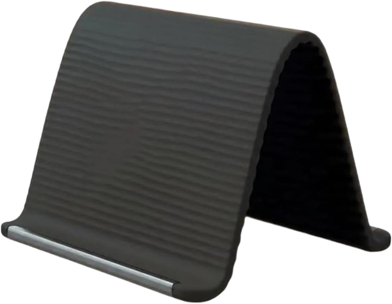 Ein schwarzer, gewellter Handyhalter im aufgestellten Zustand, mit Metallkante.